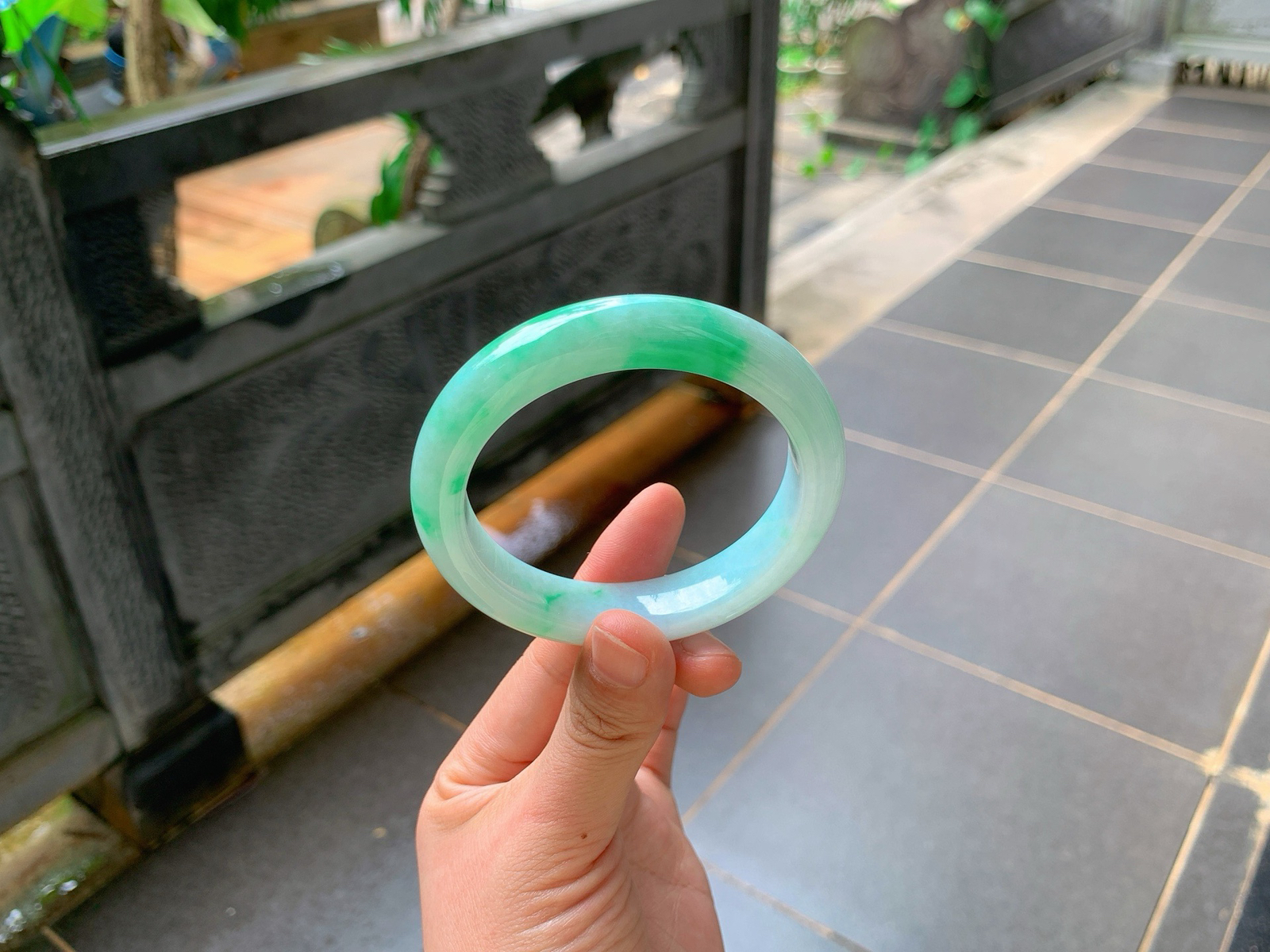 ｜57圈口
阳绿飘花翡翠镯
冰润清透的底色，一抹正阳绿明艳灵动
浓淡相宜，灵气十足，上手显贵气又雅致，