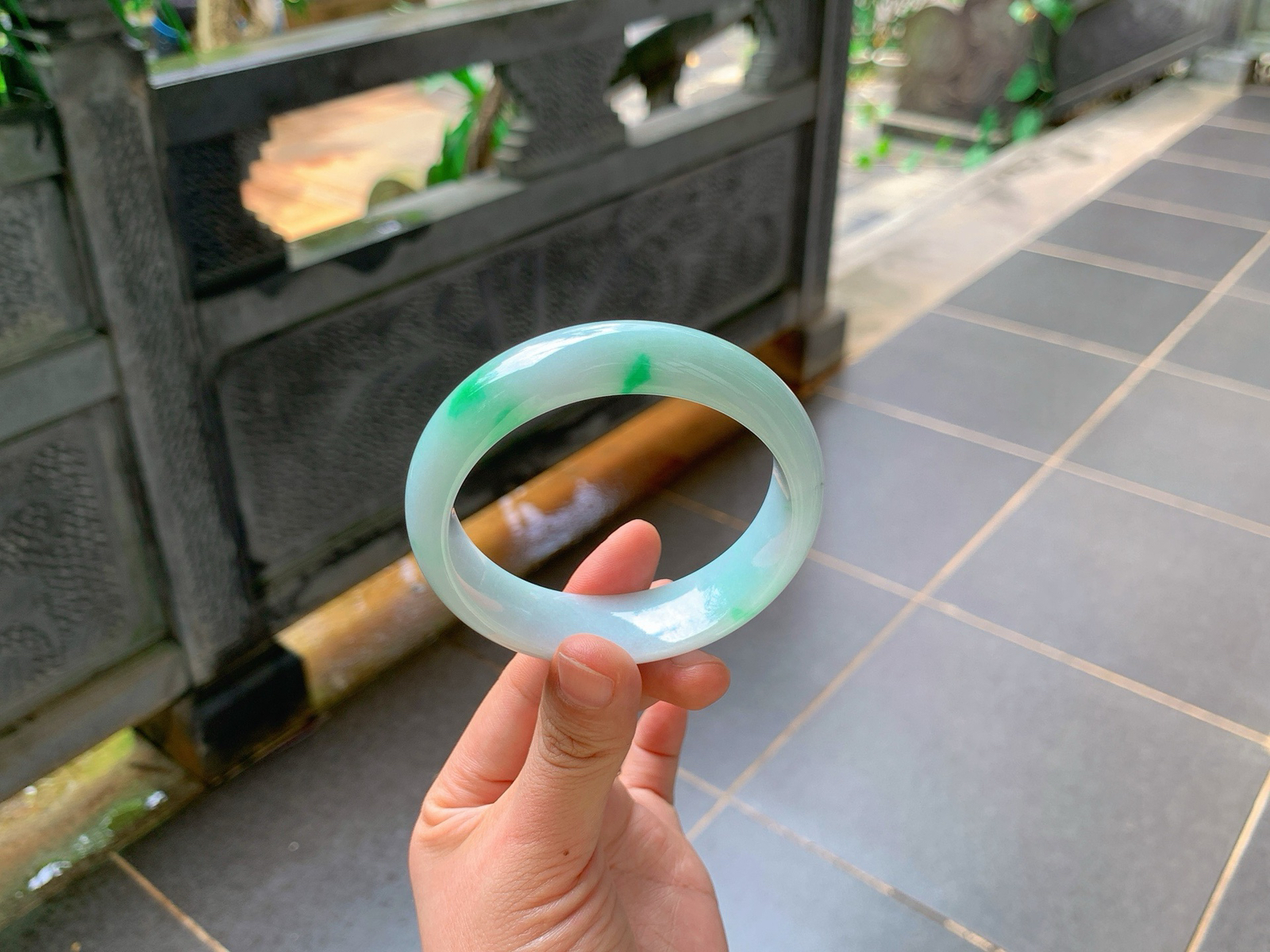 ｜59圈口
糯种飘正阳绿翡翠正装镯
底子温润细腻，几抹翠色灵动点缀其上，鲜活清爽不张扬
