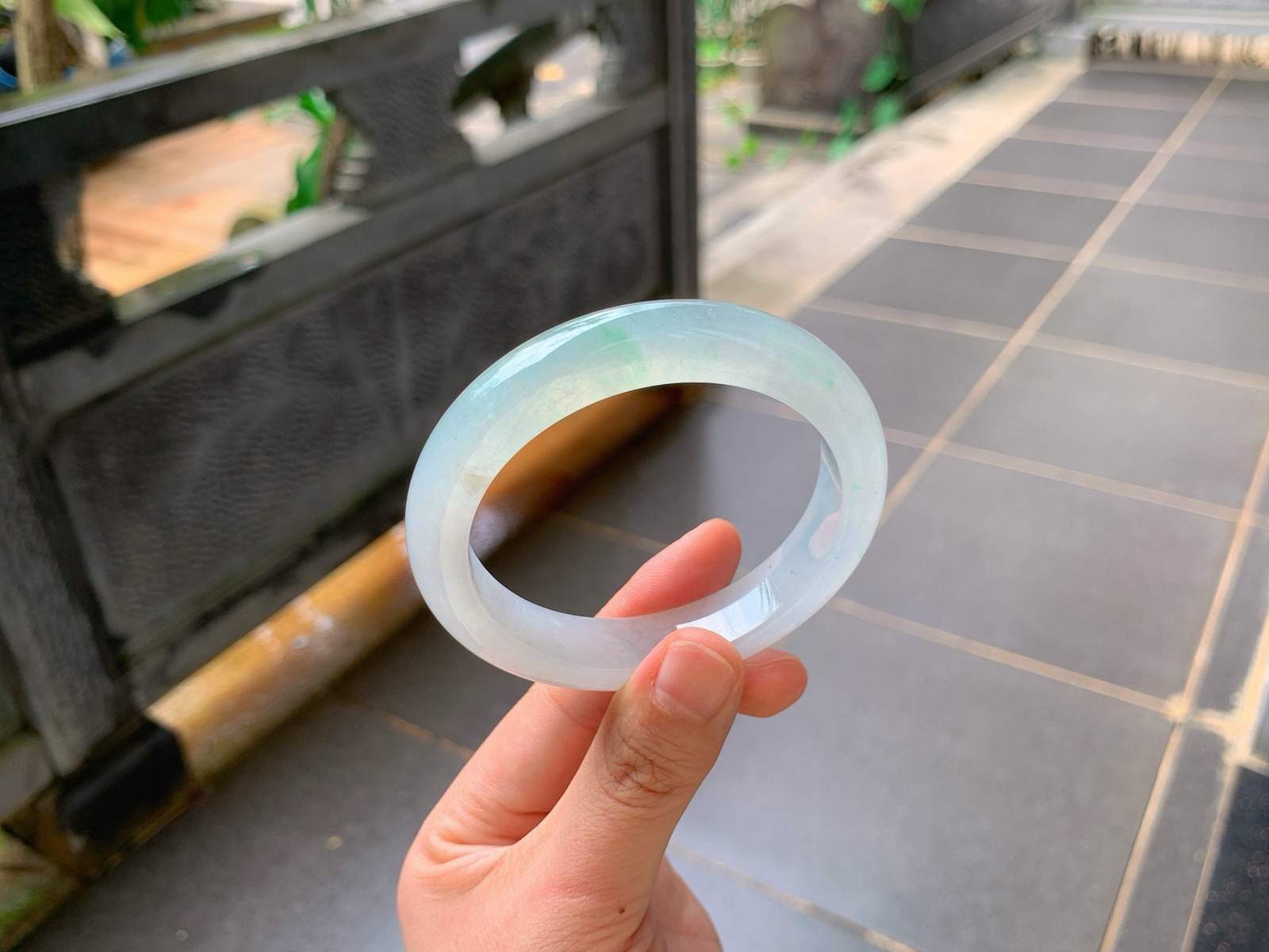 🪻｜56圈口
冰底飘绿丝翡翠手镯
种水通透起胶，底子干净清爽
丝丝绿韵灵动点缀，清雅耐看不挑肤色