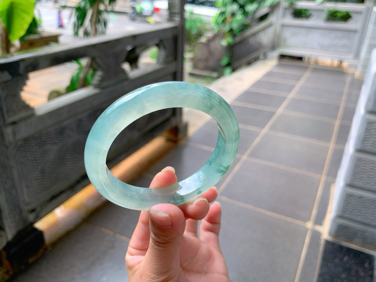 ｜58圈口
冰飘花翡翠手镯，飘绿花，清新灵动，水汪汪亮晶晶的，端庄大气