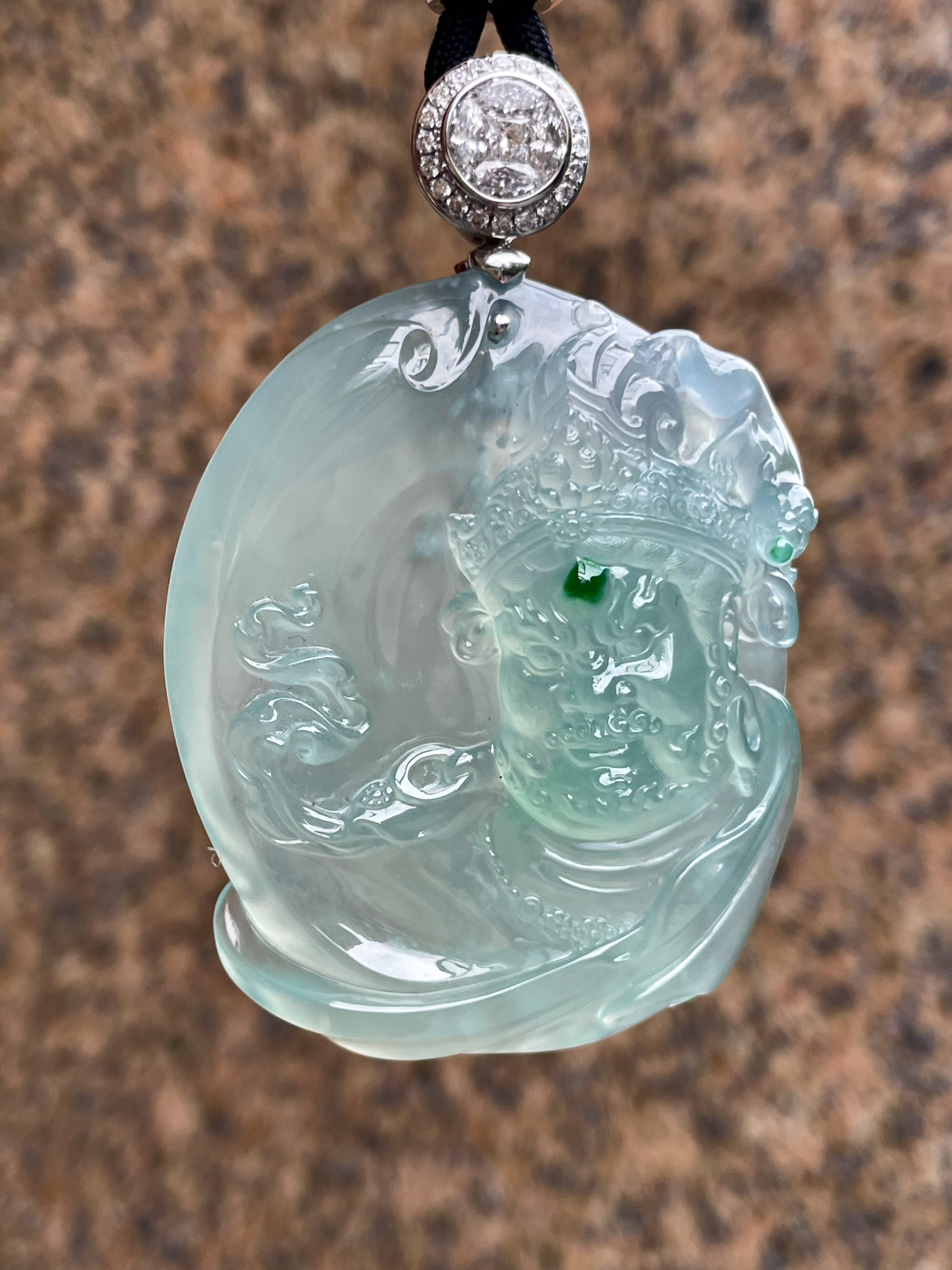 【冰种天空蓝黄财神】名师工艺，辣绿色锦上添花，名师工艺，珍藏品质。很厚装很大件，颜色浓郁纯正。18k金钻镶嵌，裸石尺寸53.8*44.2*13.8毫米