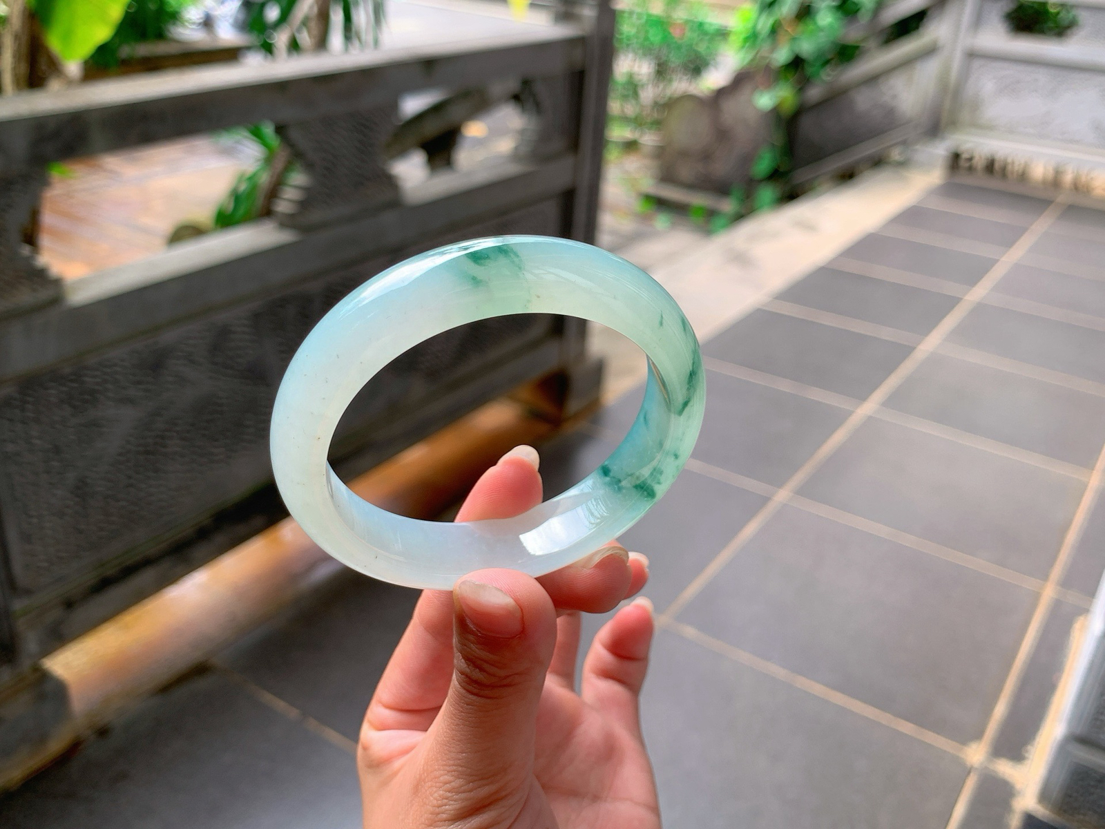 ｜57圈口
冰飘花翡翠手镯，飘绿花，花色清新明亮，种老冰润，灵动可爱，小清新风格简约时尚