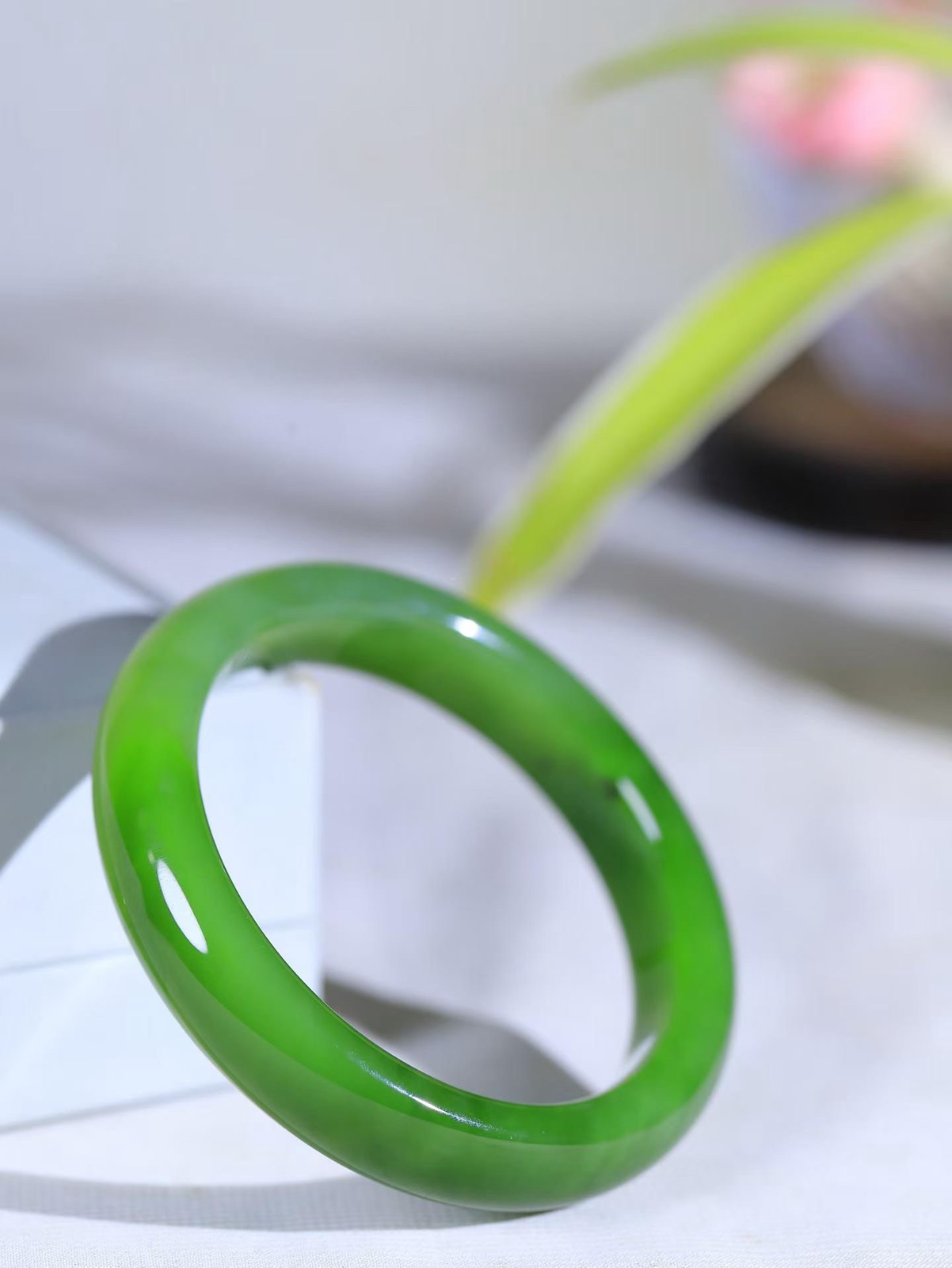 （一见倾心.手镯）

精品️和田玉碧玉手镯，玉质温润细腻 油性十足 手感舒适，高华雅逸，线条流畅，简约大气，美自天成，素雅高贵。佩戴于腕间，婉约之美，举手投足间透出那低调奢华。重44.7克  内径52mm尺寸12-7.8mm  56602036A