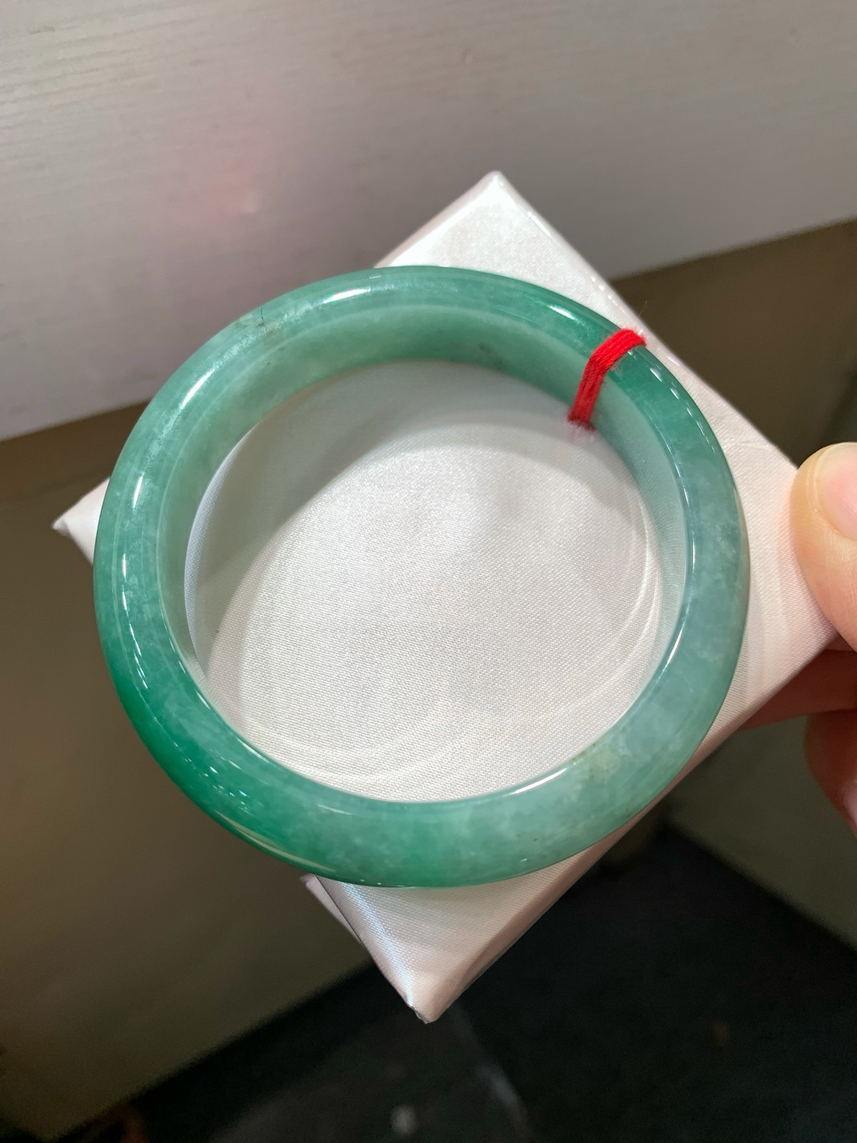 尺寸58.4/13.5/8.6，油绿手镯
冰透水润细腻 清新甜美