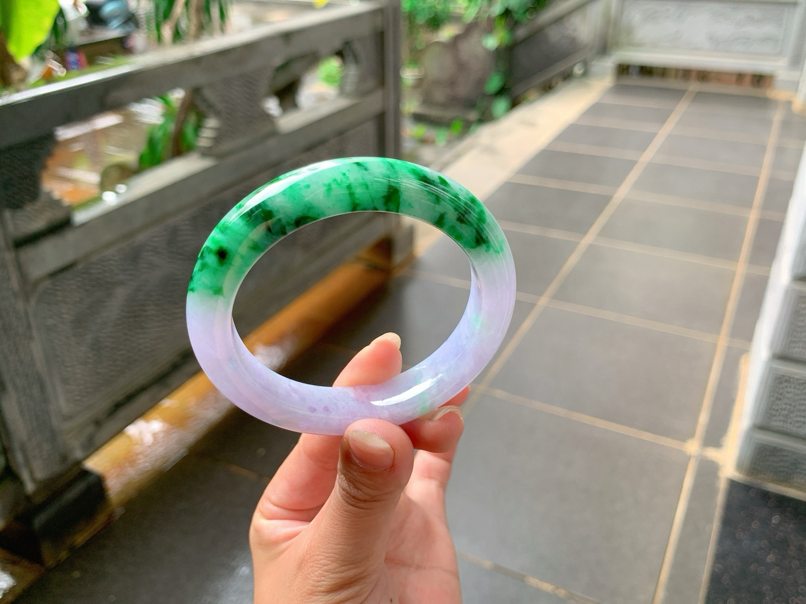 ｜58圈口
春底飘绿花，一半一半的，分割明显，色彩跳跃丰富，端庄大气