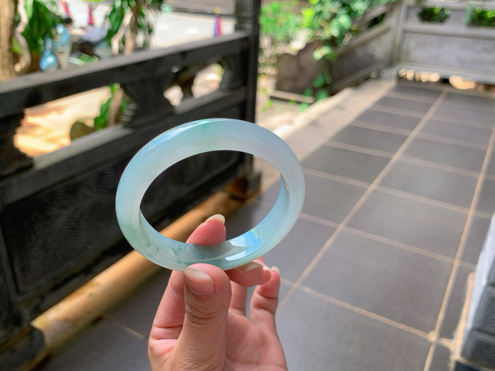 ｜55圈口
冰飘花翡翠手镯，绿花灵动飘逸，附带一抹金丝绿，更显娇俏动人，底妆冰冰透透胶胶的