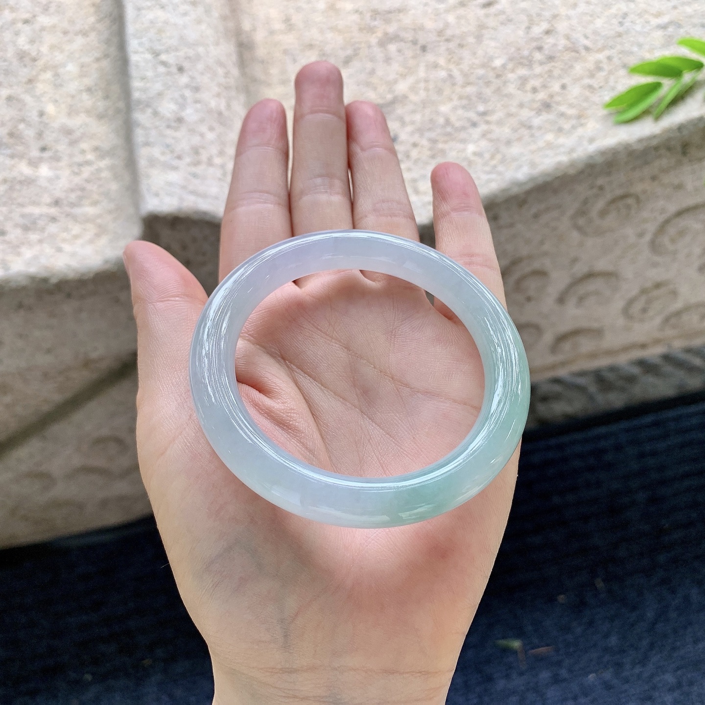 圆条52 53 【圈口】53.5/9.3/9 【编码】AD070501 【描述】细糯飘绿，水润，种老，细腻，无裂