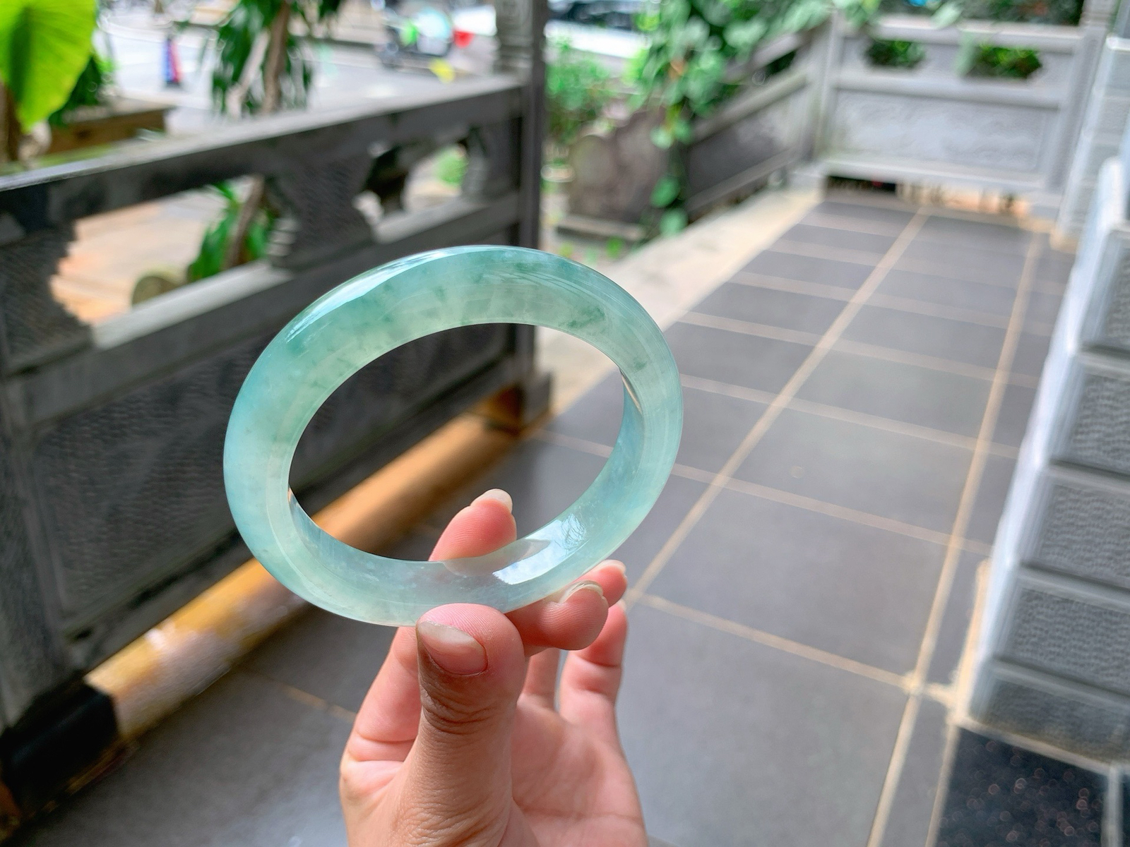 ｜58圈口
冰飘花翡翠手镯，飘绿花，清新灵动，水汪汪亮晶晶的，端庄大气