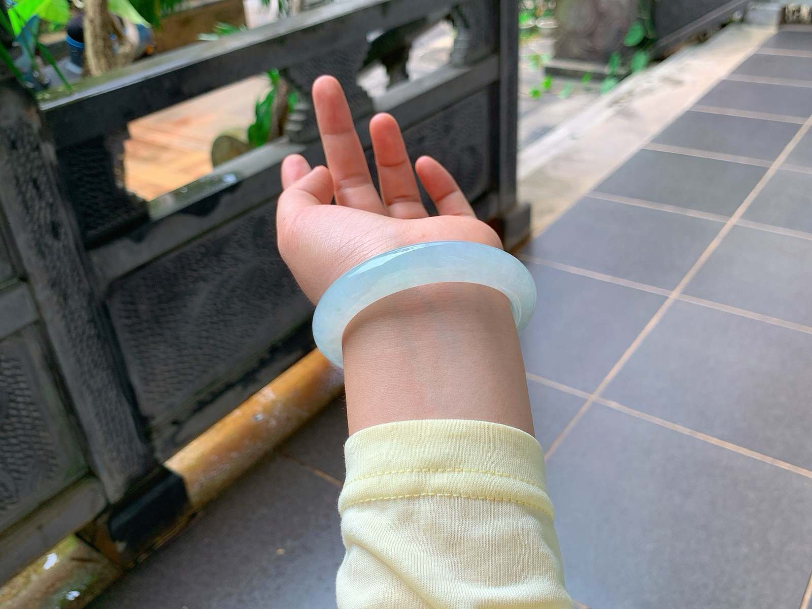 ｜57圈口
冰种晴水翡翠镯清透似水，自带温润柔光
腕间一抹清凉，耐看又百搭，上手超惊艳，