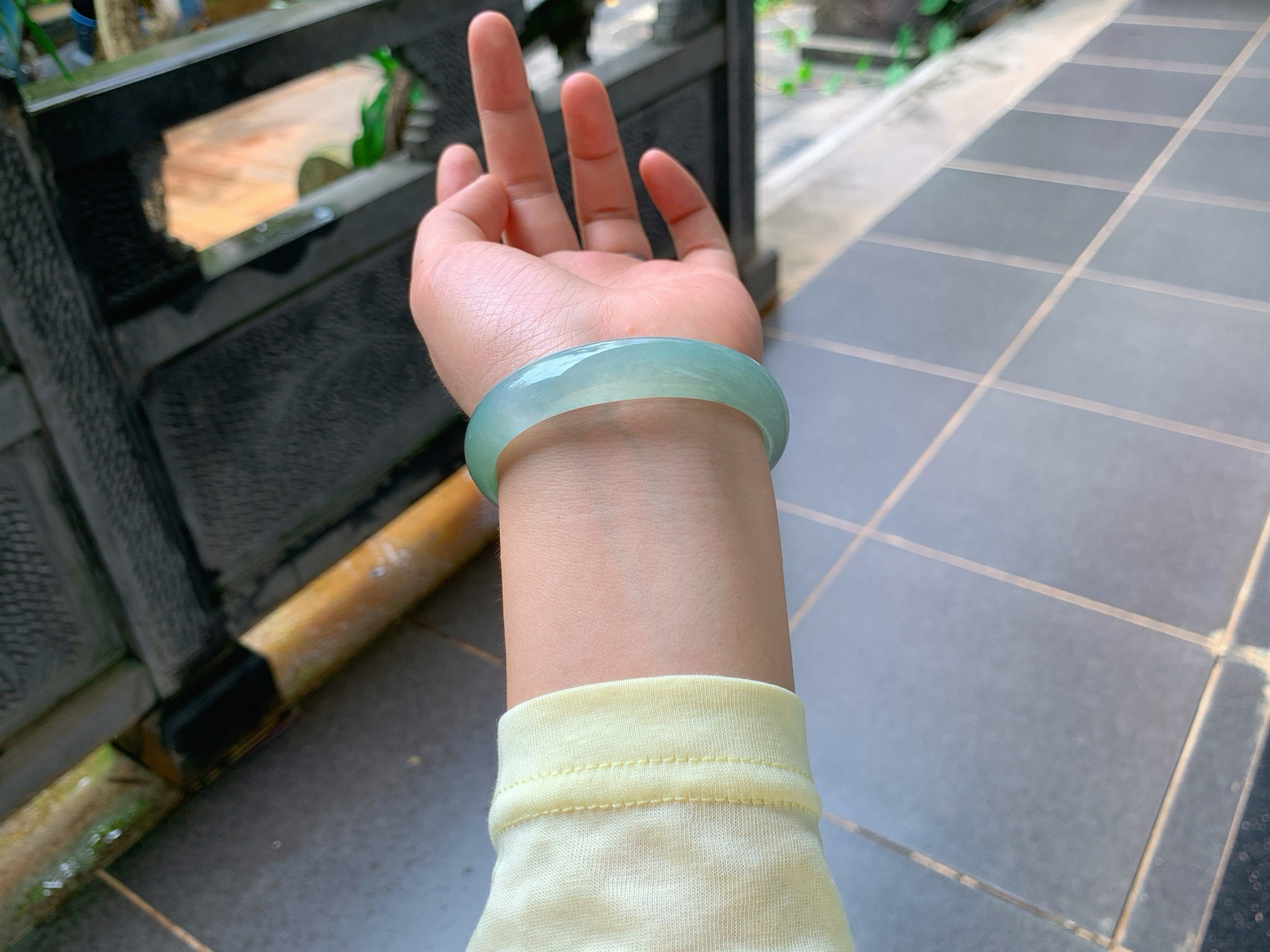 ️｜55圈口
湖水绿冰料贵妃镯
贴合手腕的专属版型，修饰手臂线条一绝
冰透胶感玉质，淡雅湖水绿干净耐看