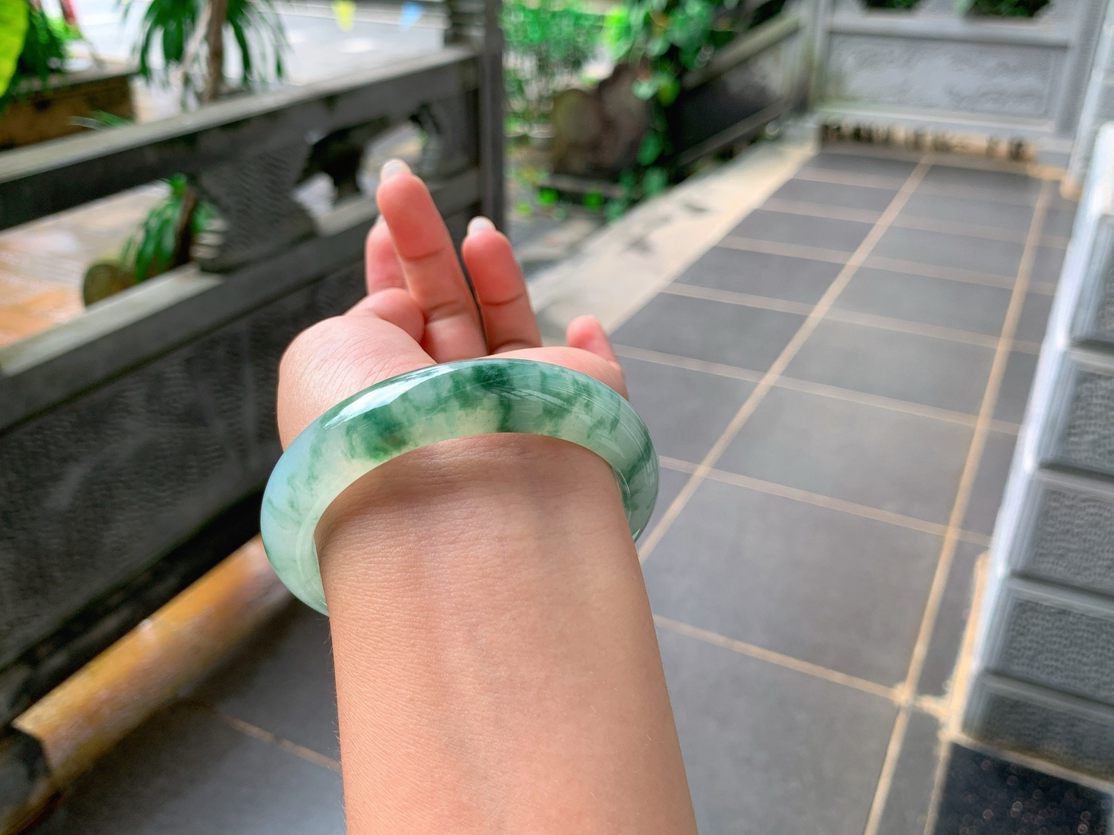 ｜56圈口
冰飘花翡翠手镯，飘绿花，花色飘逸灵动清爽大方，像海藻花一样，