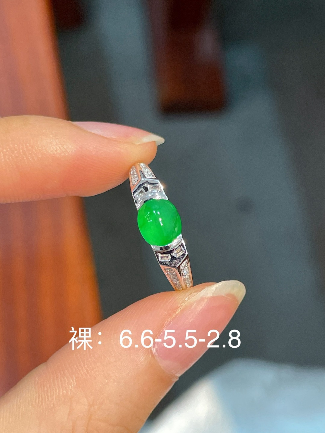 ️阳绿蛋面戒指无裂 18k金镶嵌，6.6-5.5-2.8