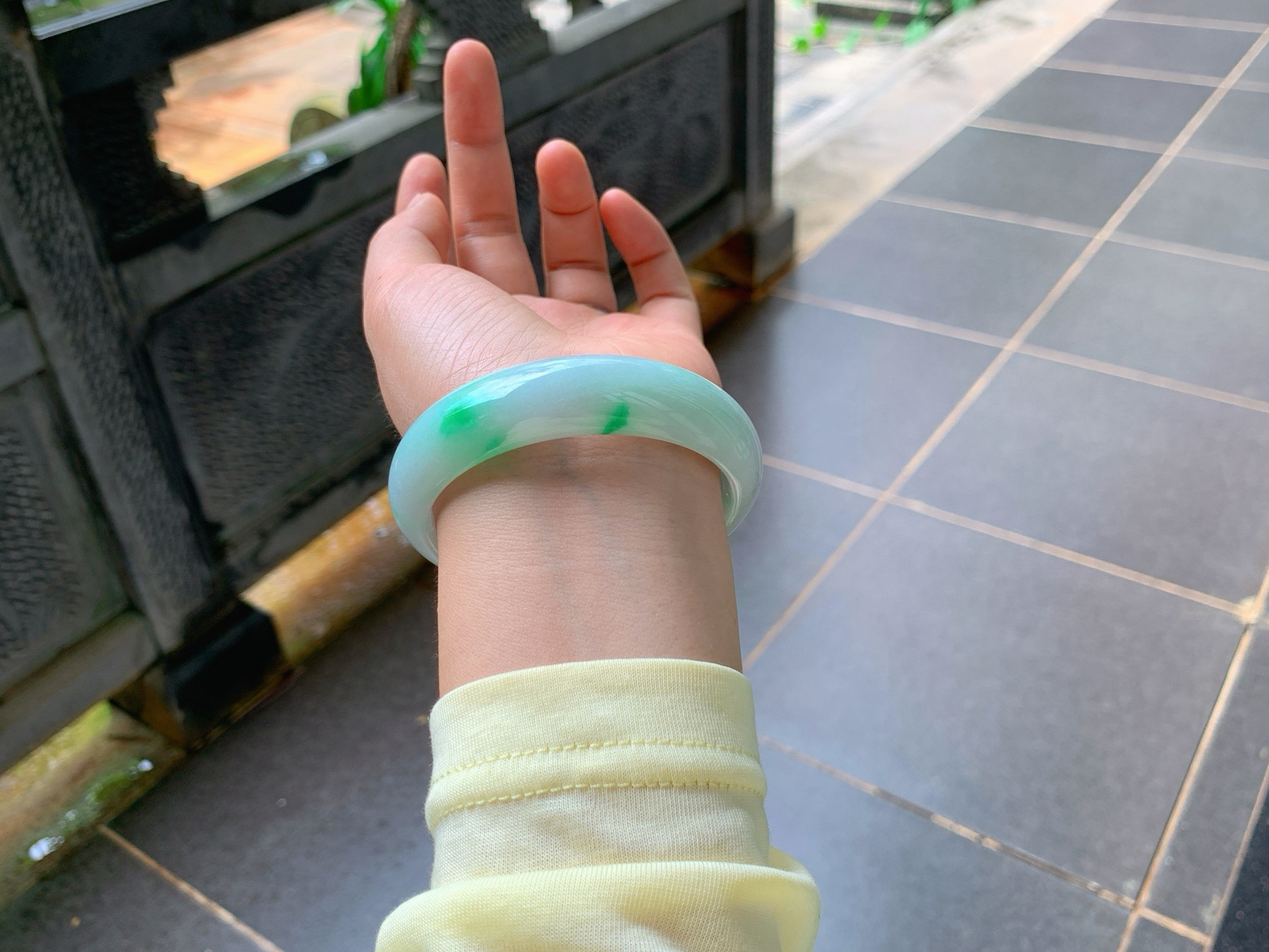 ｜59圈口
糯种飘正阳绿翡翠正装镯
底子温润细腻，几抹翠色灵动点缀其上，鲜活清爽不张扬，