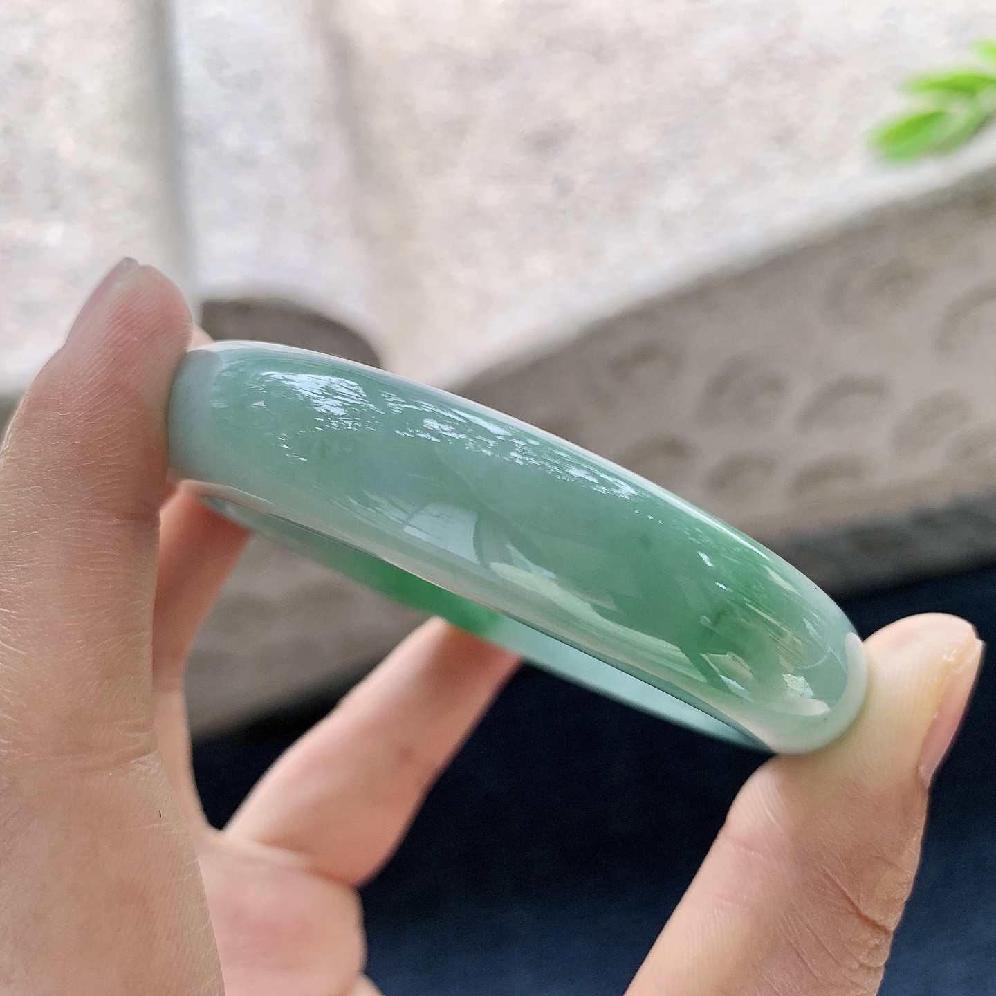 正圈52 53【圈口】53.6/12.7/8.5【编码】W6070544【描述】细糯飘辣绿，水润，种老，细腻，打灯有纹线扣手