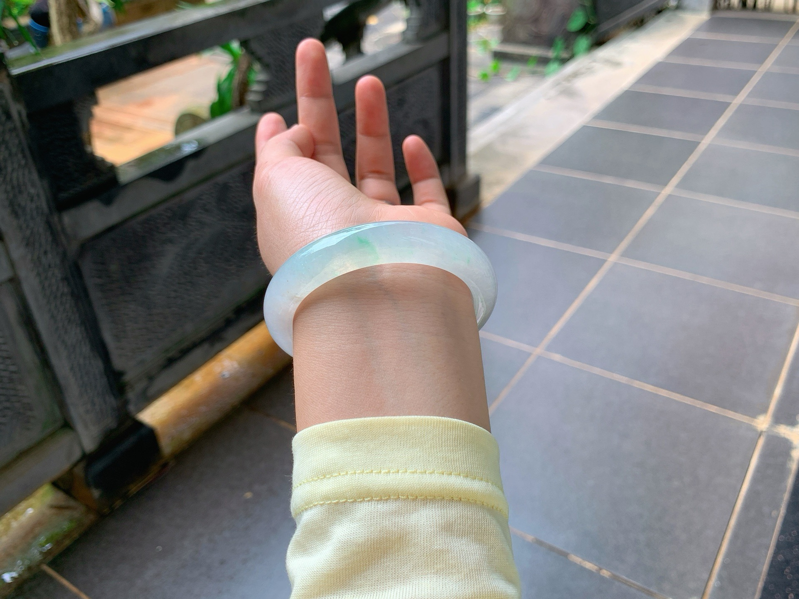 🪻｜56圈口
冰底飘绿丝翡翠手镯
种水通透起胶，底子干净清爽
丝丝绿韵灵动点缀，清雅耐看不挑肤色