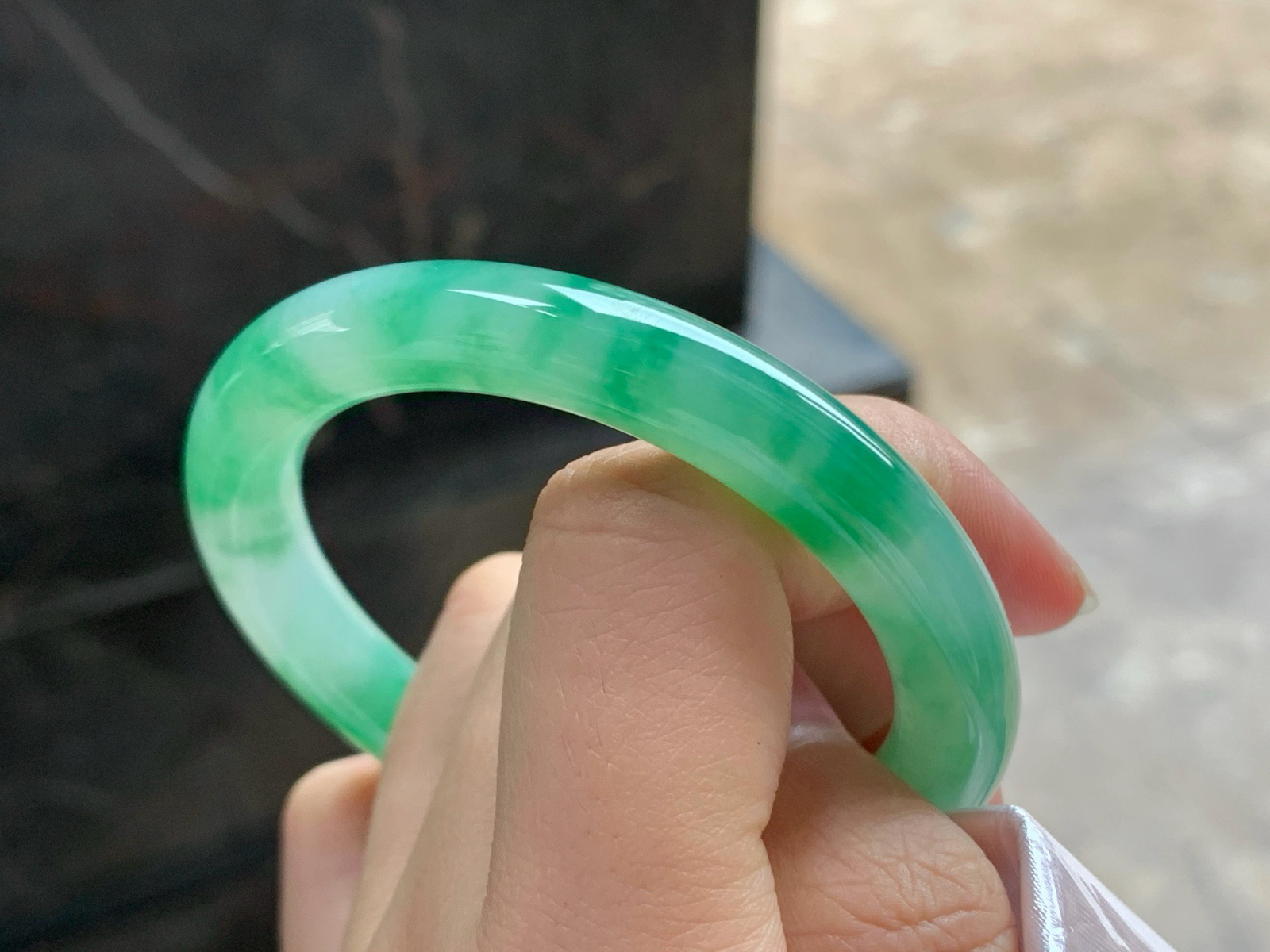 50.5-8.9
绿花圆条手镯^_^颜色好看 细腻