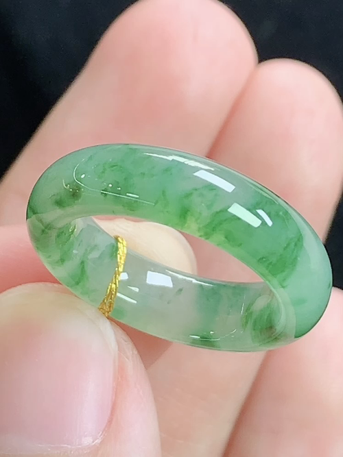 飘绿戒指，无裂，内径尺寸15.8-5.5-3.5mm，10号手寸，Q04lyg