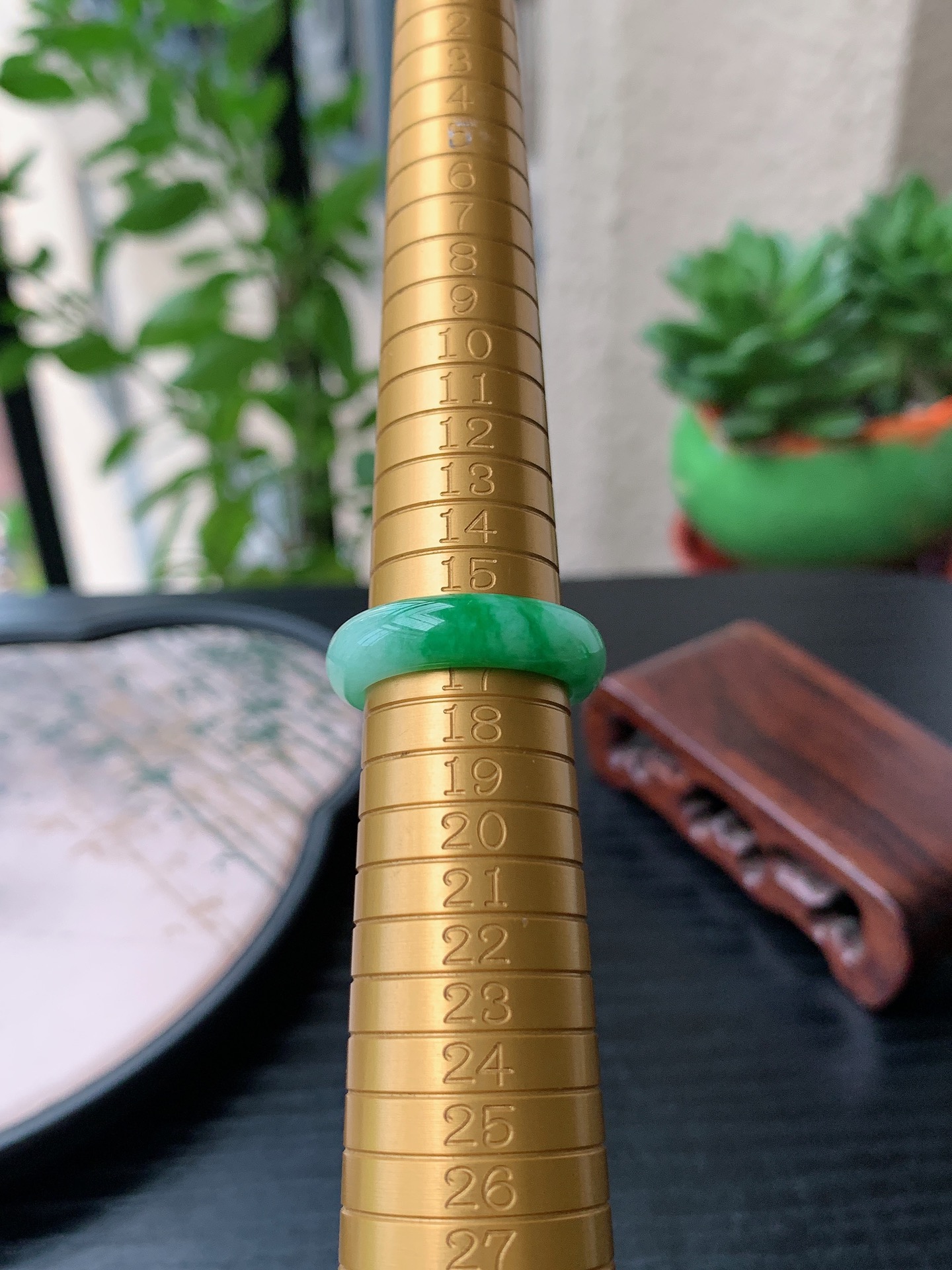 老坑冰种胶感飘阳绿素面戒指 裸石尺寸:18-6-3.4mm