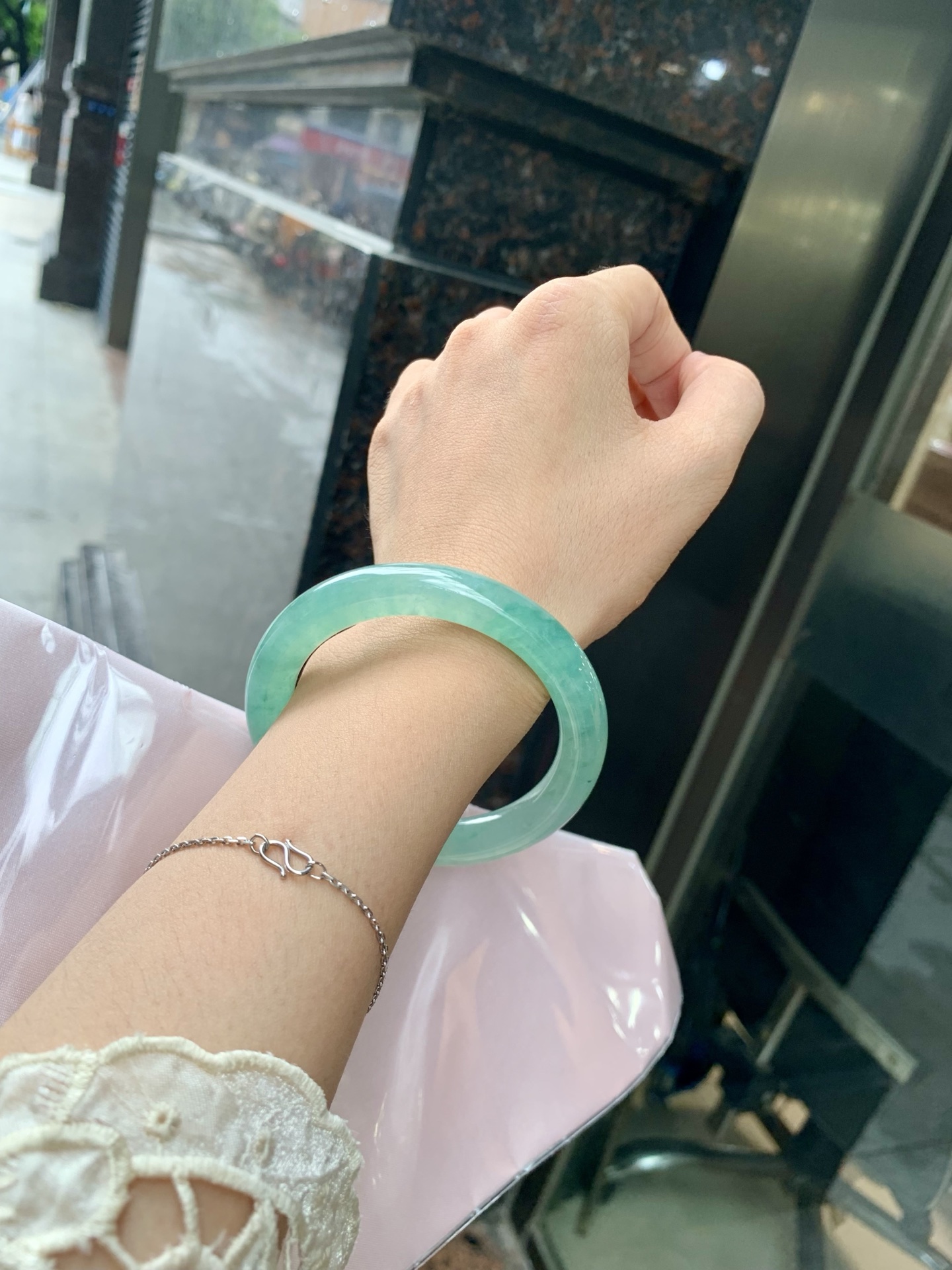 冰晴飘花圆条 55.3-9-10.2 0704-N1147 打灯细纹，底妆冰透胶润，冰晴底飘碎花，独特且直观的美，它的冰透细腻质地，成就了两种风格融合下最原始神秘气质