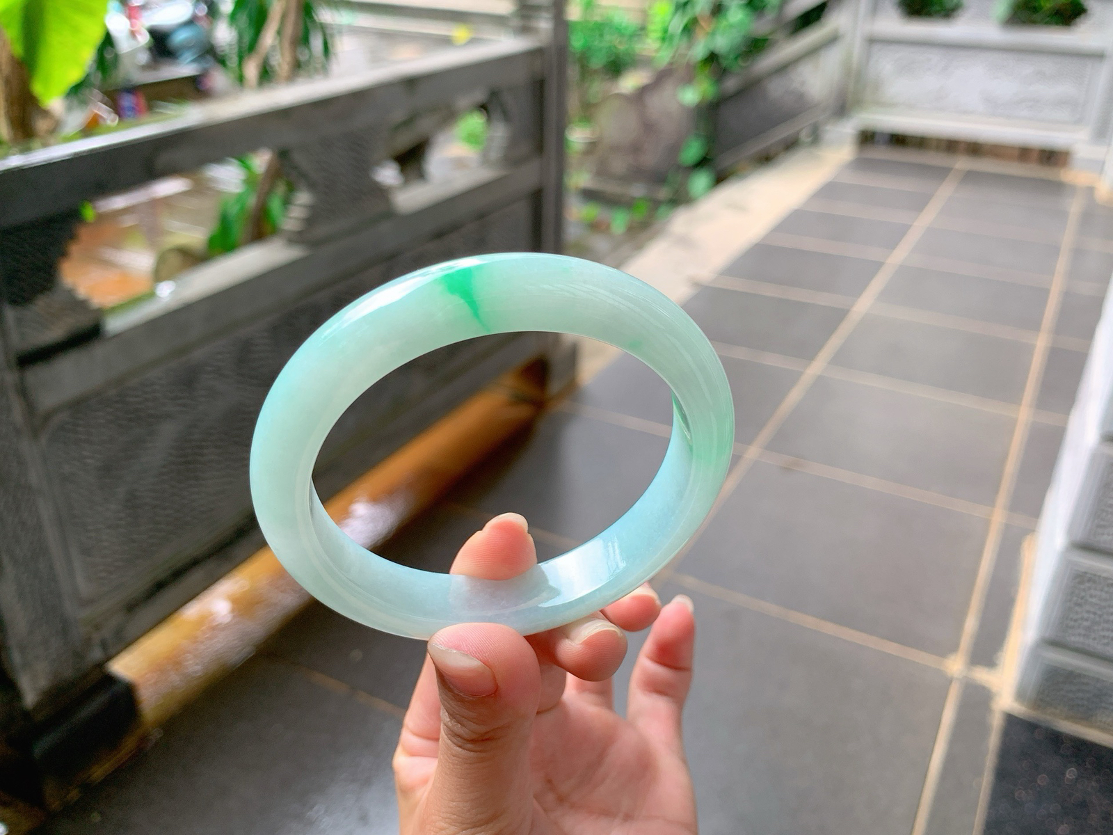 ｜62圈口
白底青，带底色，一抹绿点缀其间，翠绿如丝，优雅端庄，温润大方