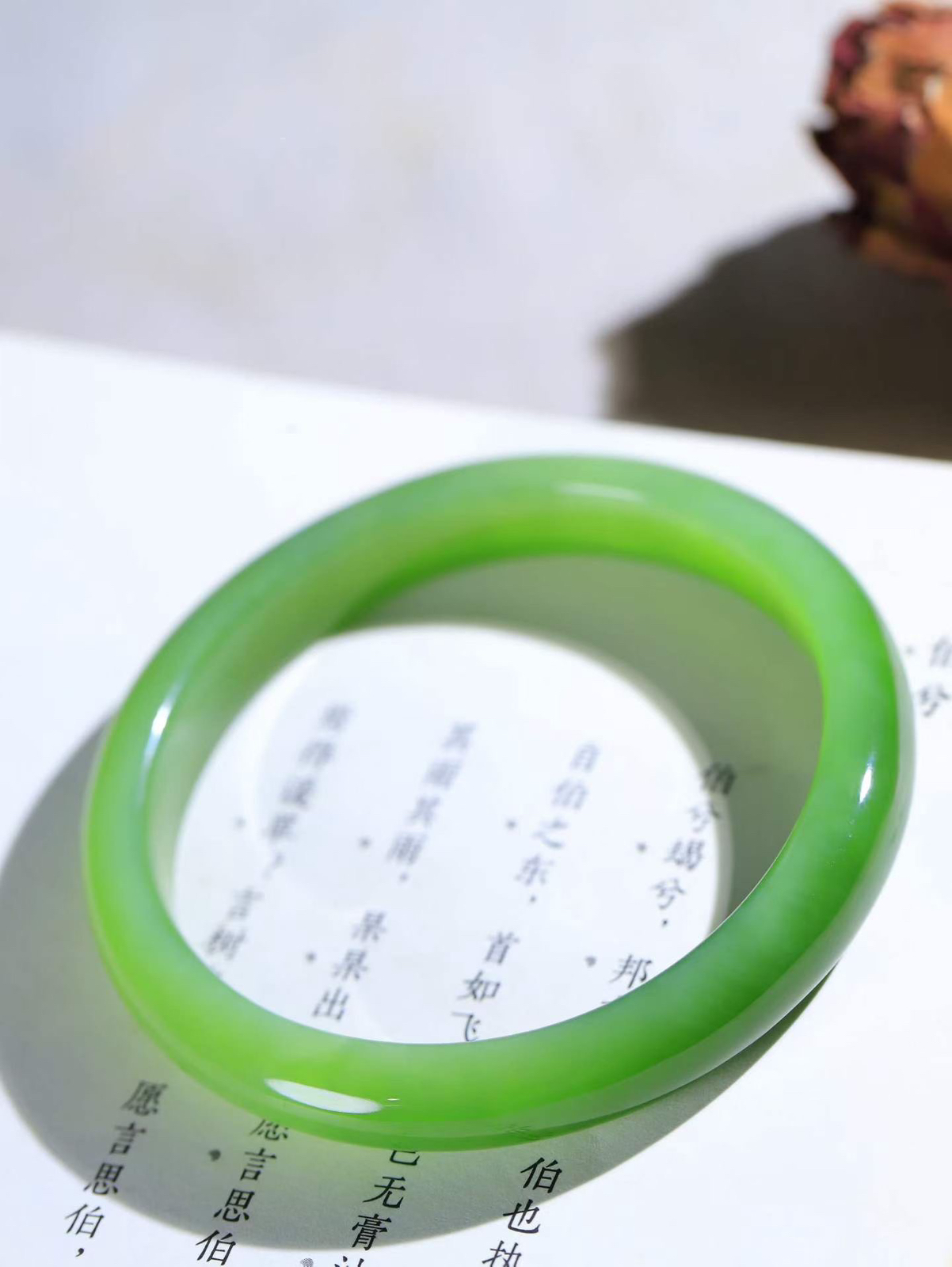 【温润如心.镯】

收藏级臻品和田玉碧玉手镯，精选上等碧玉料，色泽清透，质地细腻。佩戴它，感受千年玉文化的温润与优雅，愿它为您带来平安与幸福。重38.52克  内径58mm尺寸10.3-7.4mm  10602011A