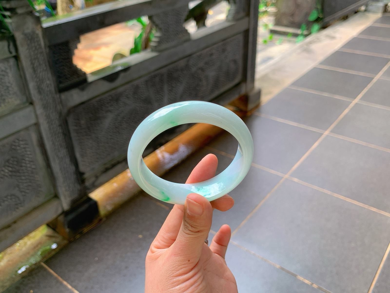 ｜59圈口
糯种飘正阳绿翡翠正装镯
底子温润细腻，几抹翠色灵动点缀其上，鲜活清爽不张扬，