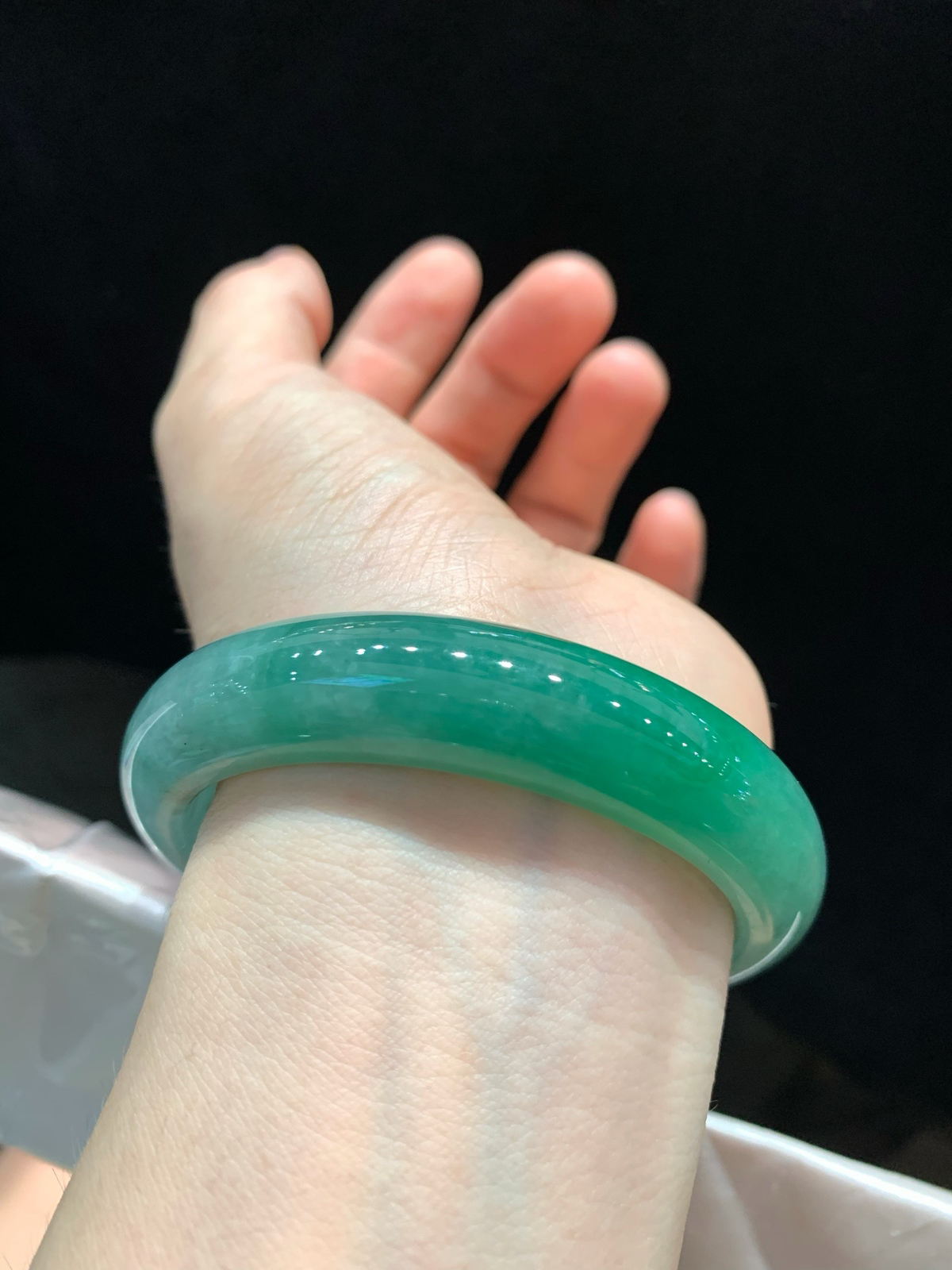 尺寸58.4/13.5/8.6，油绿手镯
冰透水润细腻 清新甜美