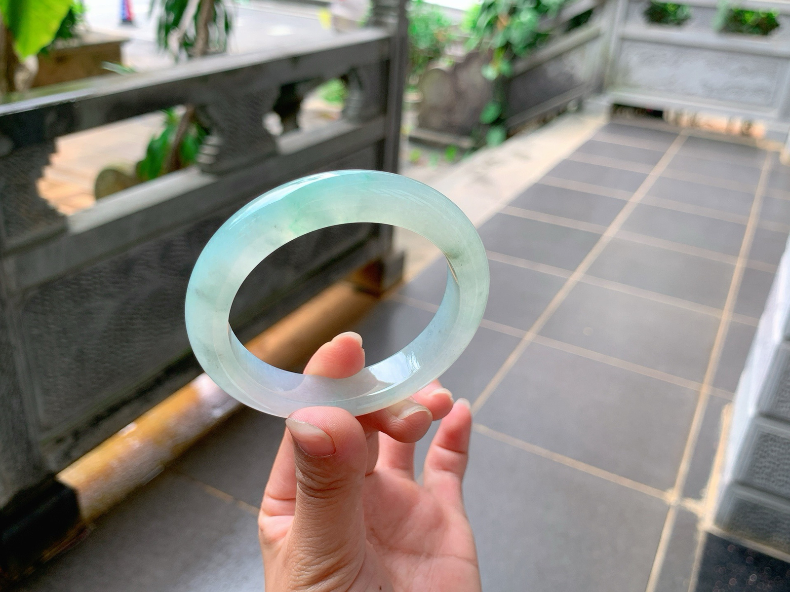 ｜54圈口
冰晴底，飘金丝绿，种老胶透，附带着乌鸡花
