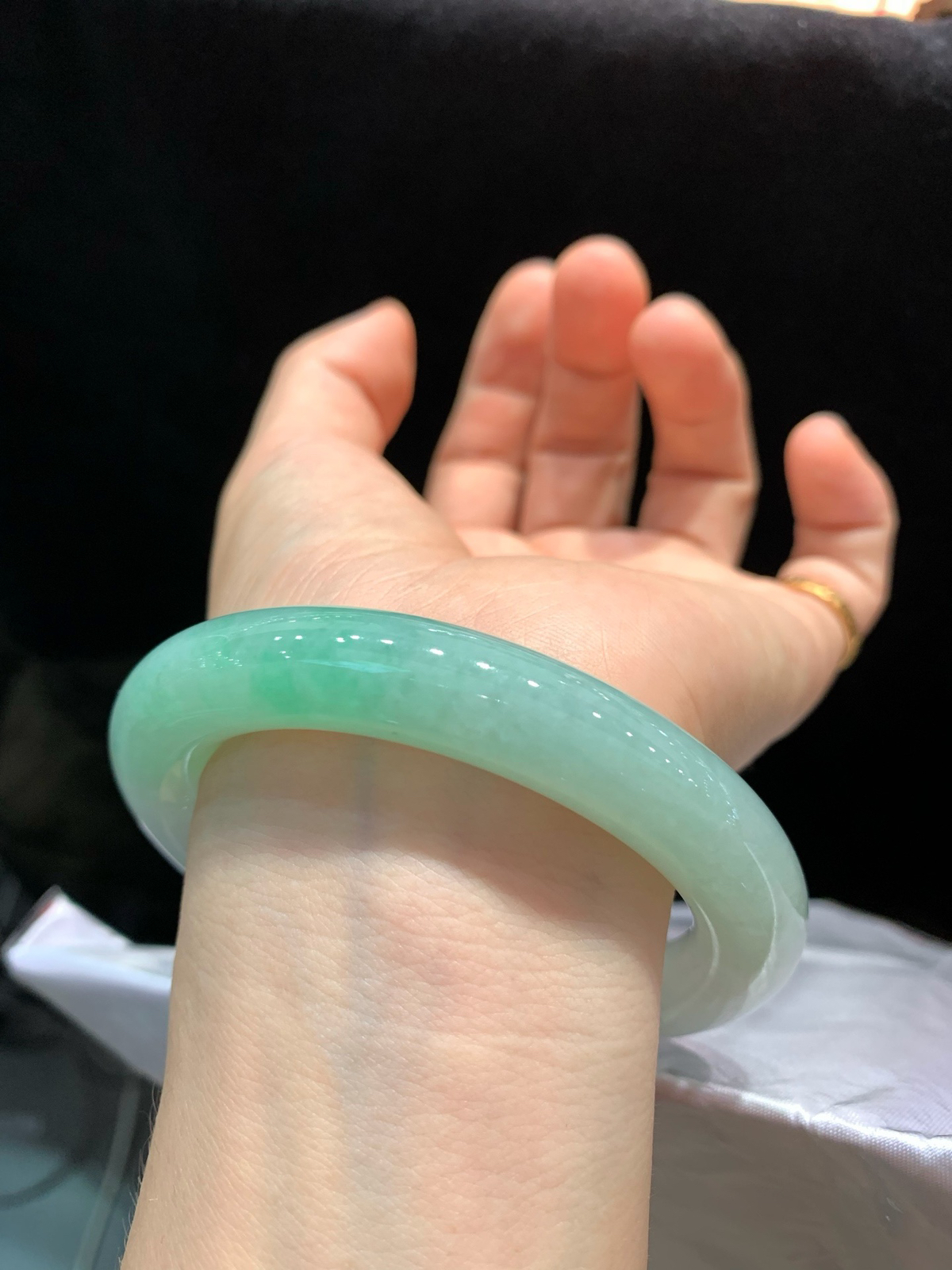 尺寸58/11.3/12.3，带色圆条手镯
水润细腻 种老