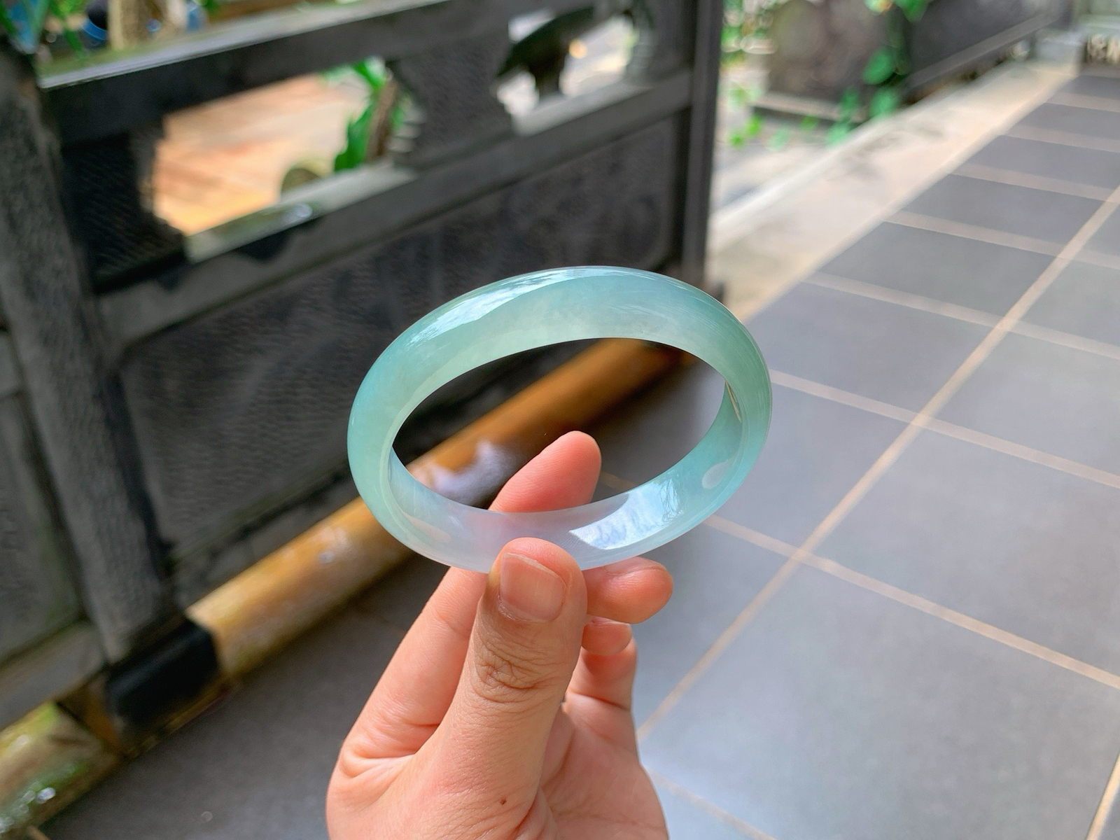 ️｜55圈口
湖水绿冰料贵妃镯
贴合手腕的专属版型，修饰手臂线条一绝
冰透胶感玉质，淡雅湖水绿干净耐看