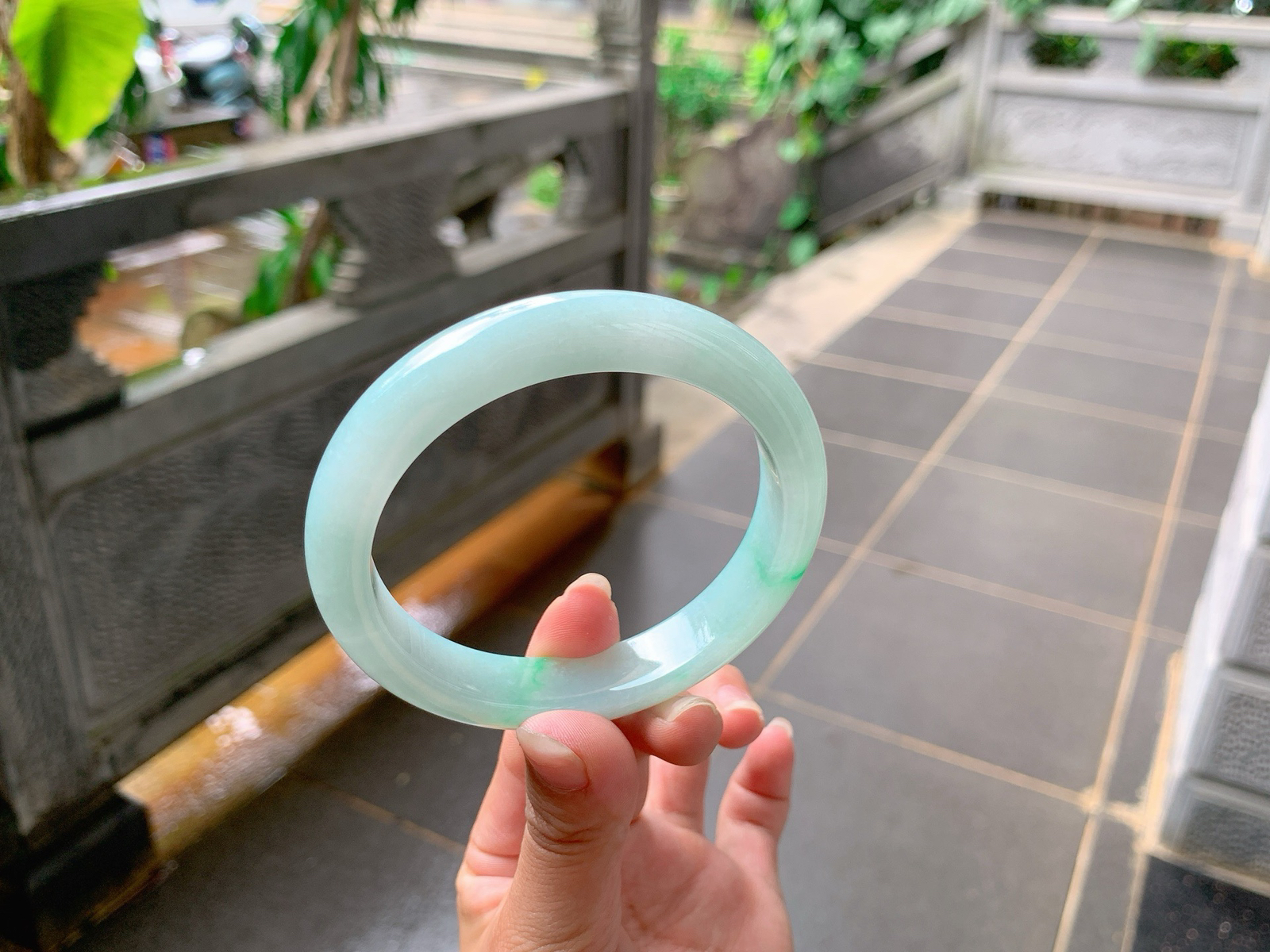 ｜62圈口
白底青，带底色，一抹绿点缀其间，翠绿如丝，优雅端庄，温润大方