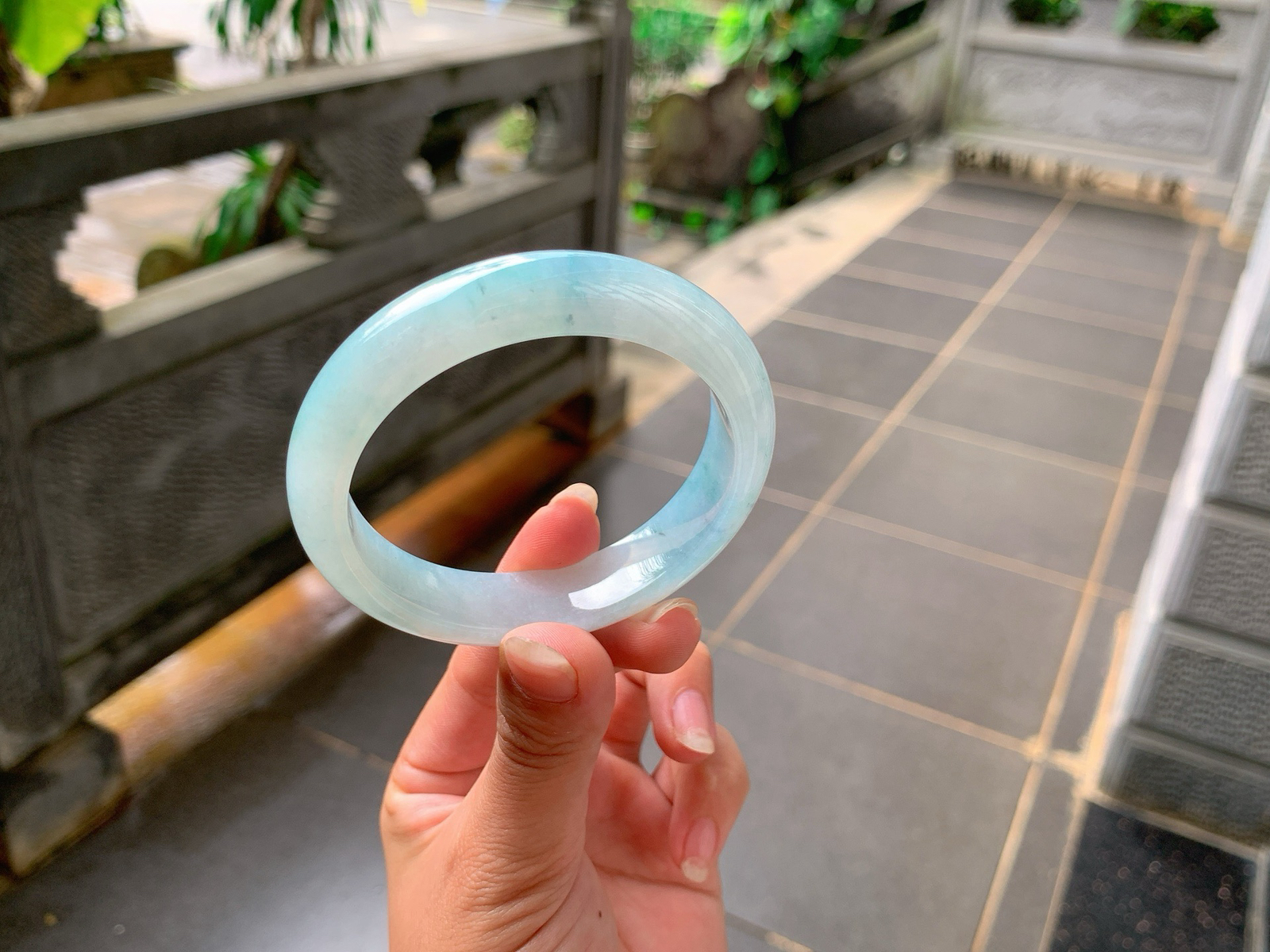 ｜56圈口
淡淡的底色，飘烟紫花，俏皮可爱，底妆冰润细腻，温柔姐姐的感觉，