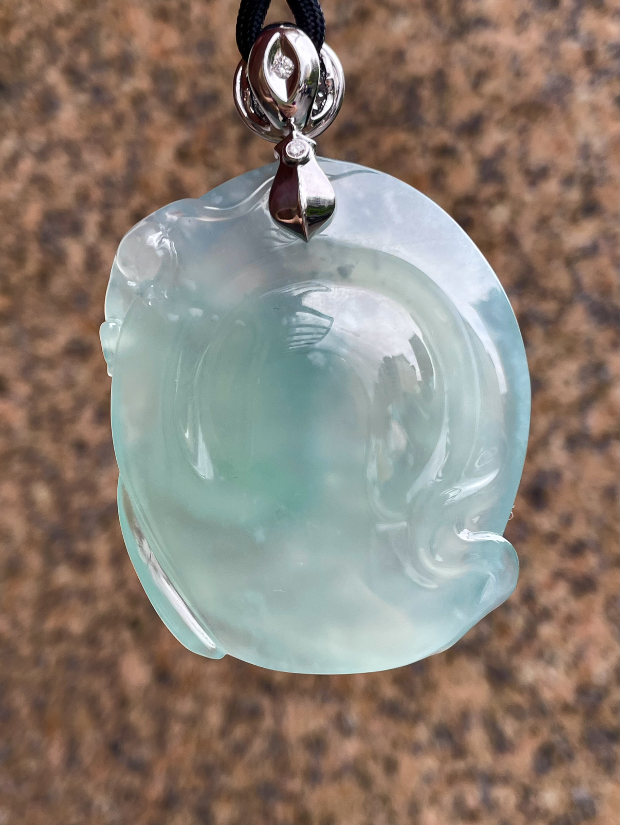 【冰种天空蓝黄财神】名师工艺，辣绿色锦上添花，名师工艺，珍藏品质。很厚装很大件，颜色浓郁纯正。18k金钻镶嵌，裸石尺寸53.8*44.2*13.8毫米