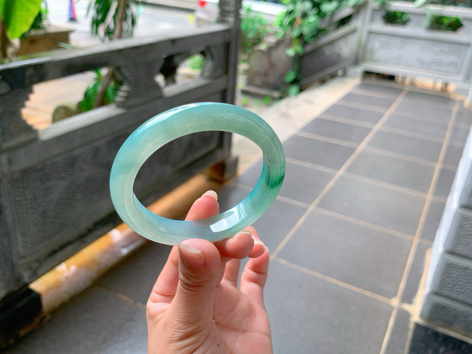 ｜56圈口
冰绿晴底飘花，底妆胶润饱满，一抹绿花增添了一份活力，优雅端庄，