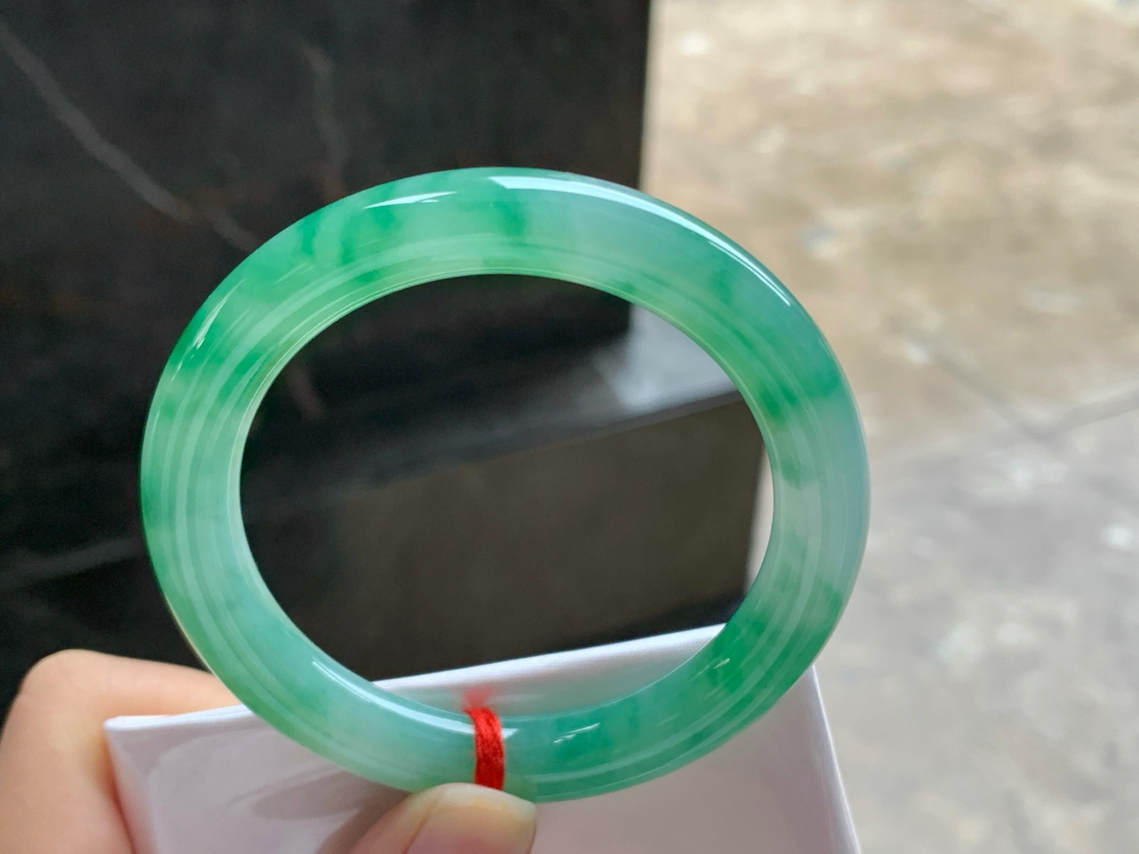 50.5-8.9
绿花圆条手镯^_^颜色好看 细腻