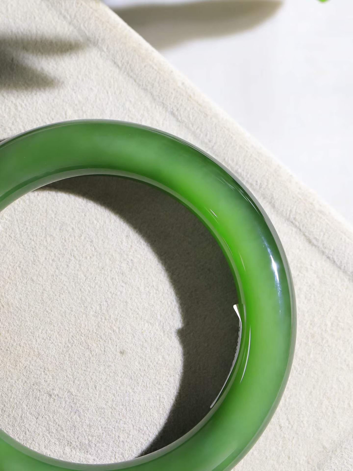 【碧波流转·手镯】

收藏级臻品️和田玉碧玉猫眼圆条手镯，玉质细腻温润，手感舒适，️线条流畅，简约大气，美自天成，佩戴于腕间，婉约之美，举手投足间透出那份低调奢华，醉人心扉。
重69.56克 内径圈口57.5mm尺寸11.4-11.5mm  FDA-13602008
