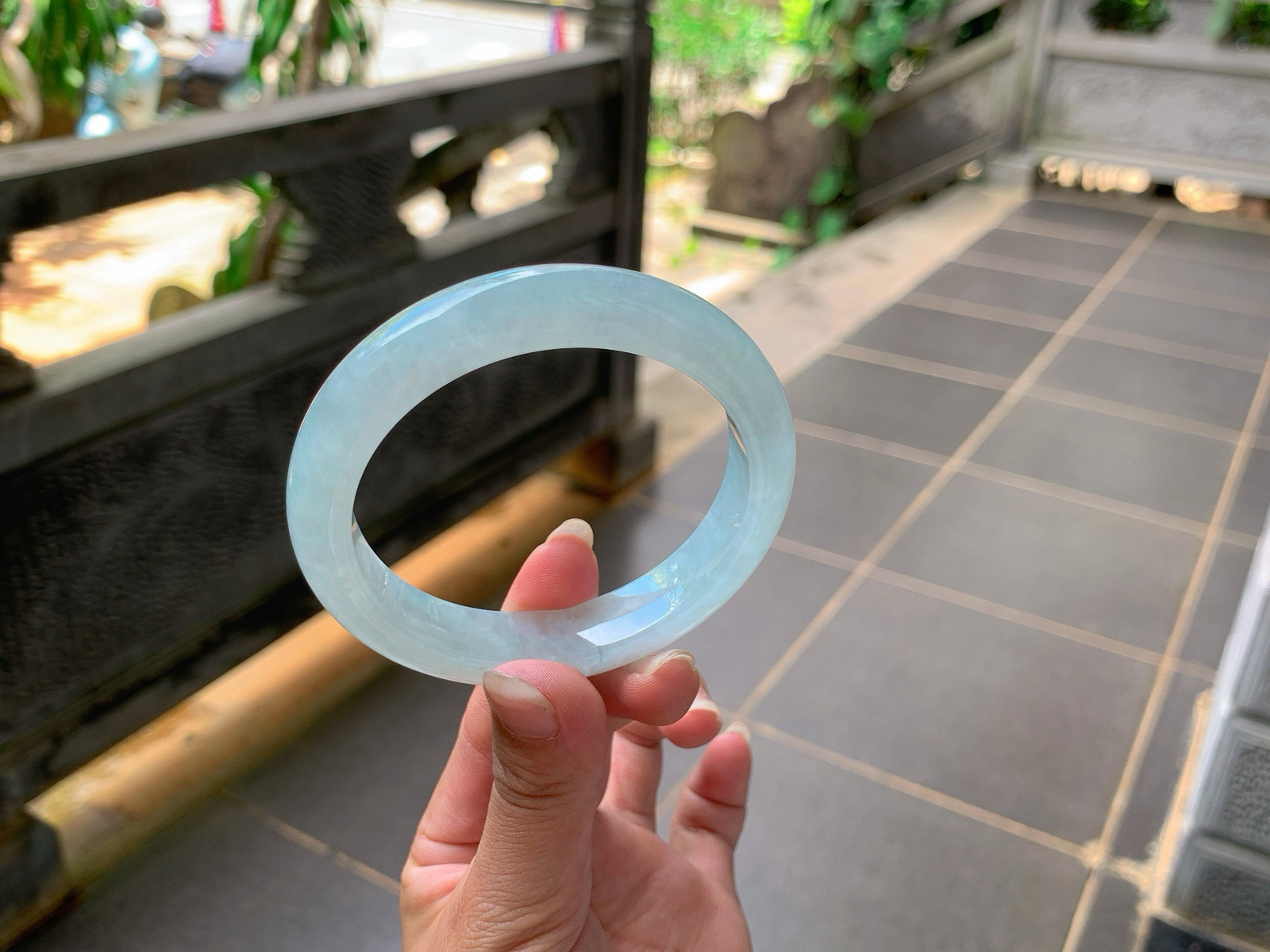 ｜58圈口
晴底偏甜色系翡翠手镯，底色素雅，虽然有点棉感，但是种水真的没得说，很有调性