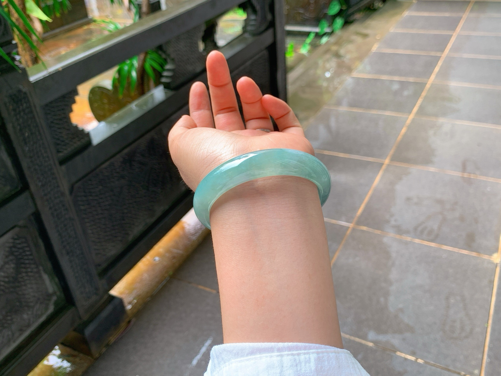 🪻｜57圈口
冰蓝水翡翠镯
满圈均匀柔润的湖水蓝胶感十足，自然光下清冽透亮