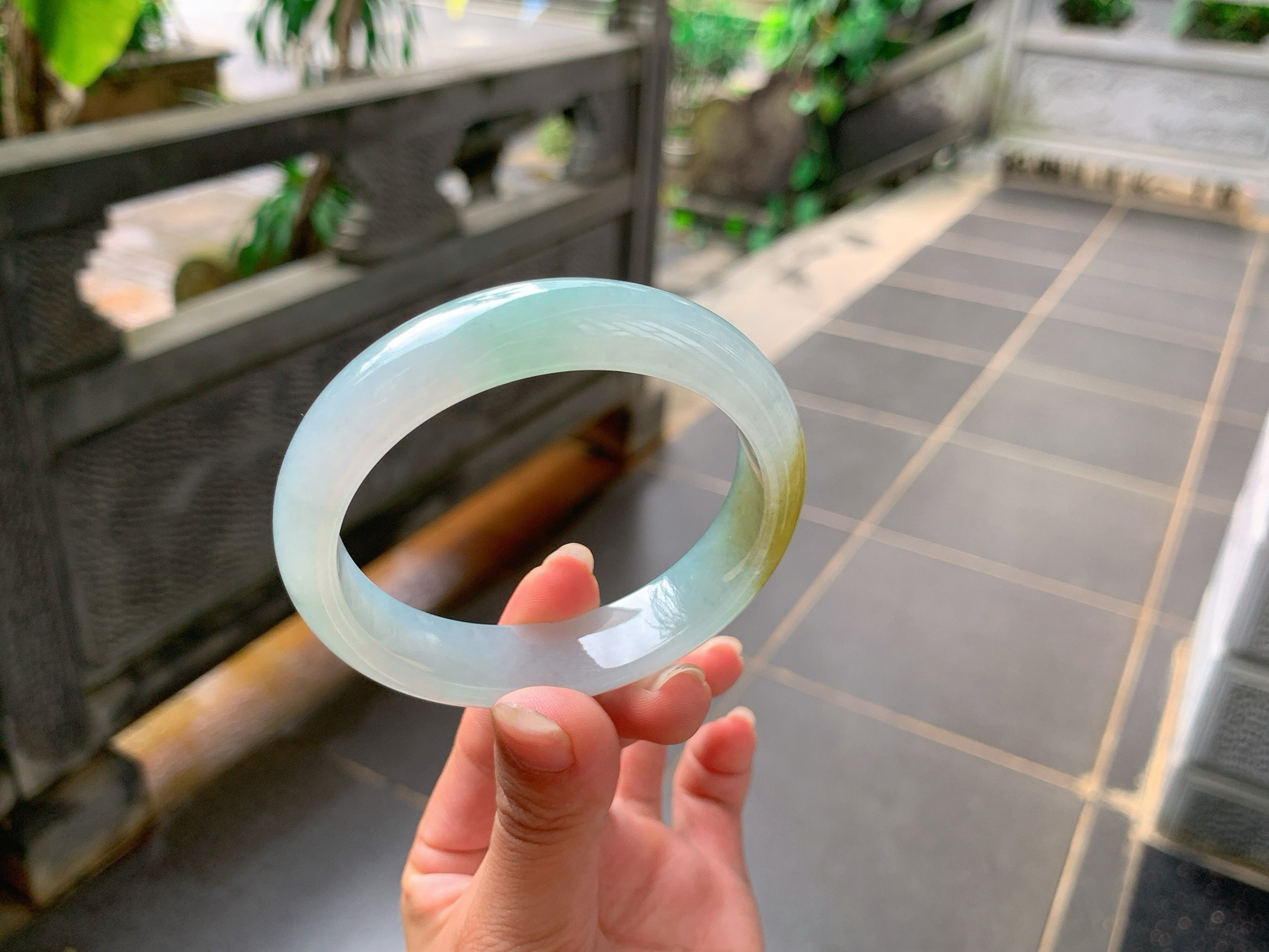 ｜57圈口
冰黄翡，柠檬黄的感觉，带晴绿底色，底妆冰冰润润的，特色招财
