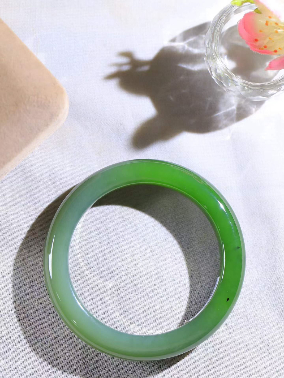 （柔情似水.手镯）

收藏级臻品和田玉碧玉手镯，玉质温润细腻，镯型饱满圆润，优雅知性，姽婳于幽静兮，又婆娑乎人间，经典款型，古朴典雅。极具灵性，腕间风情，风姿卓越。 重57.93克   内径55.5mm尺寸11.7-9.4mm    FDA-36602026