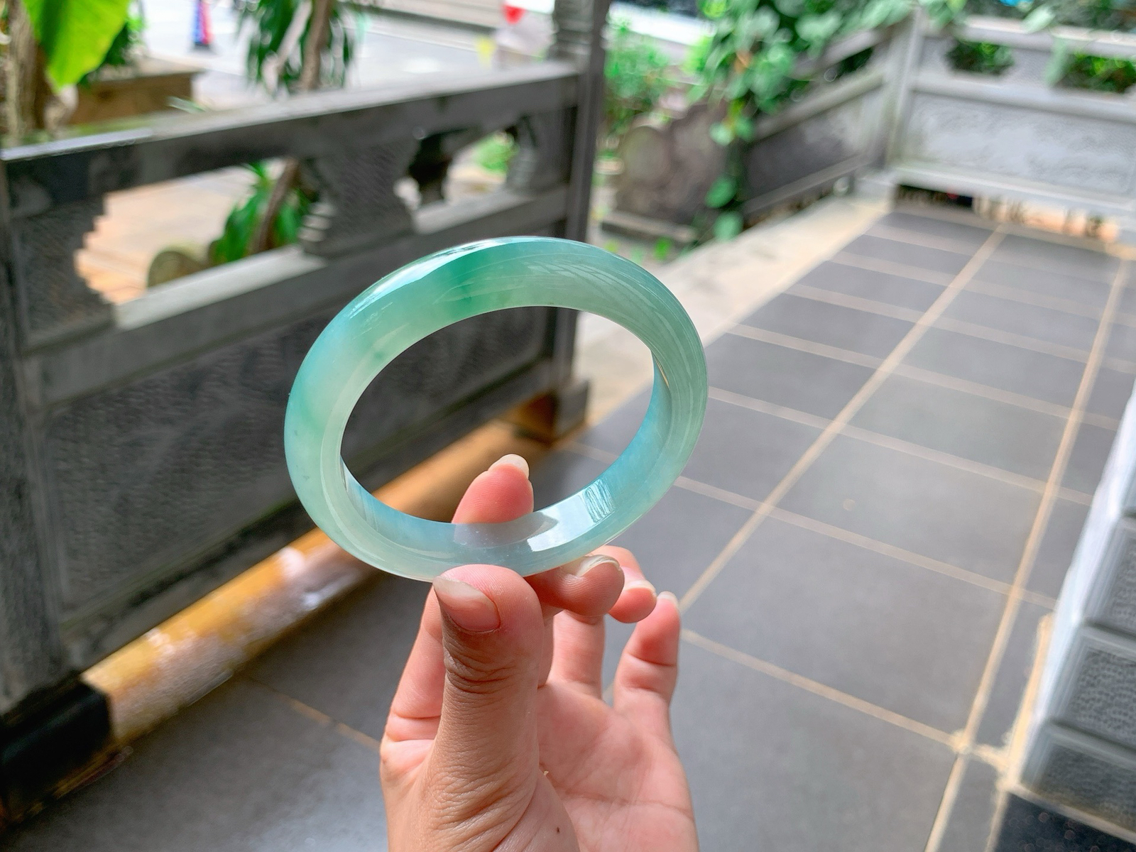 ｜56圈口
冰绿晴底飘花，底妆胶润饱满，一抹绿花增添了一份活力，优雅端庄，