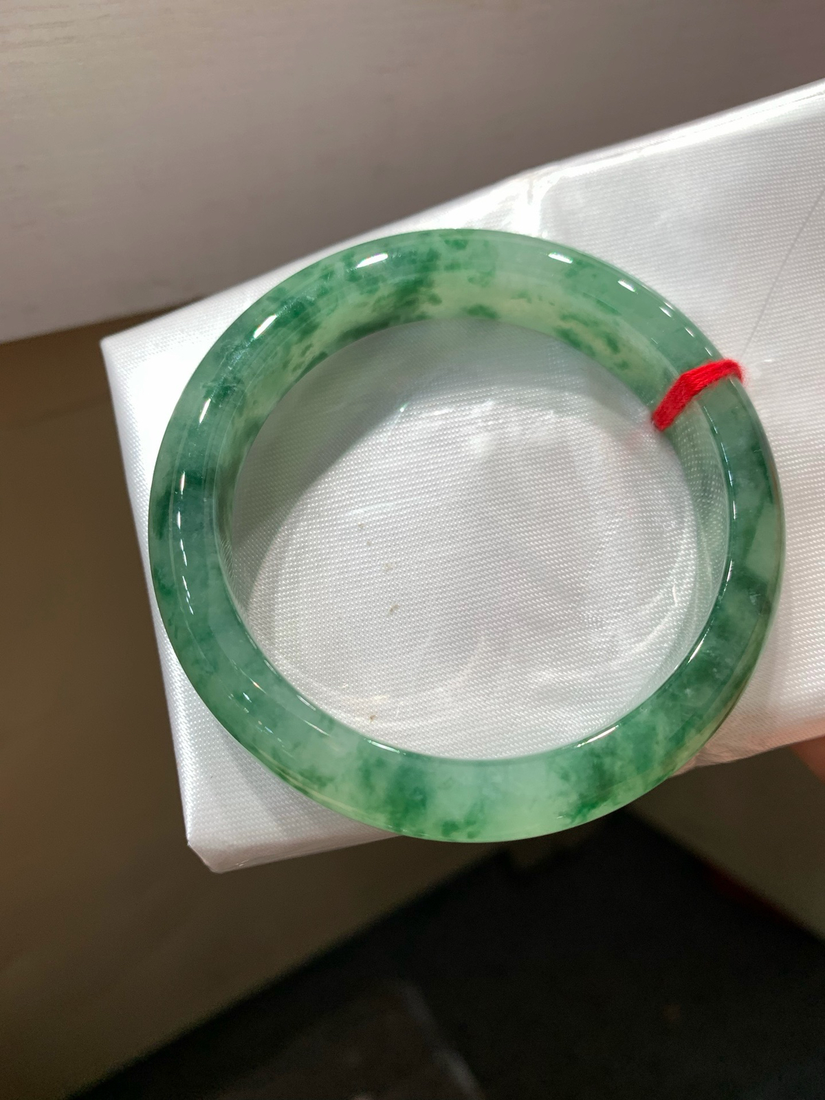 尺寸56.4/12.2/8.7，冰种飘花手镯，冰透水润细腻，种水好，古色古香