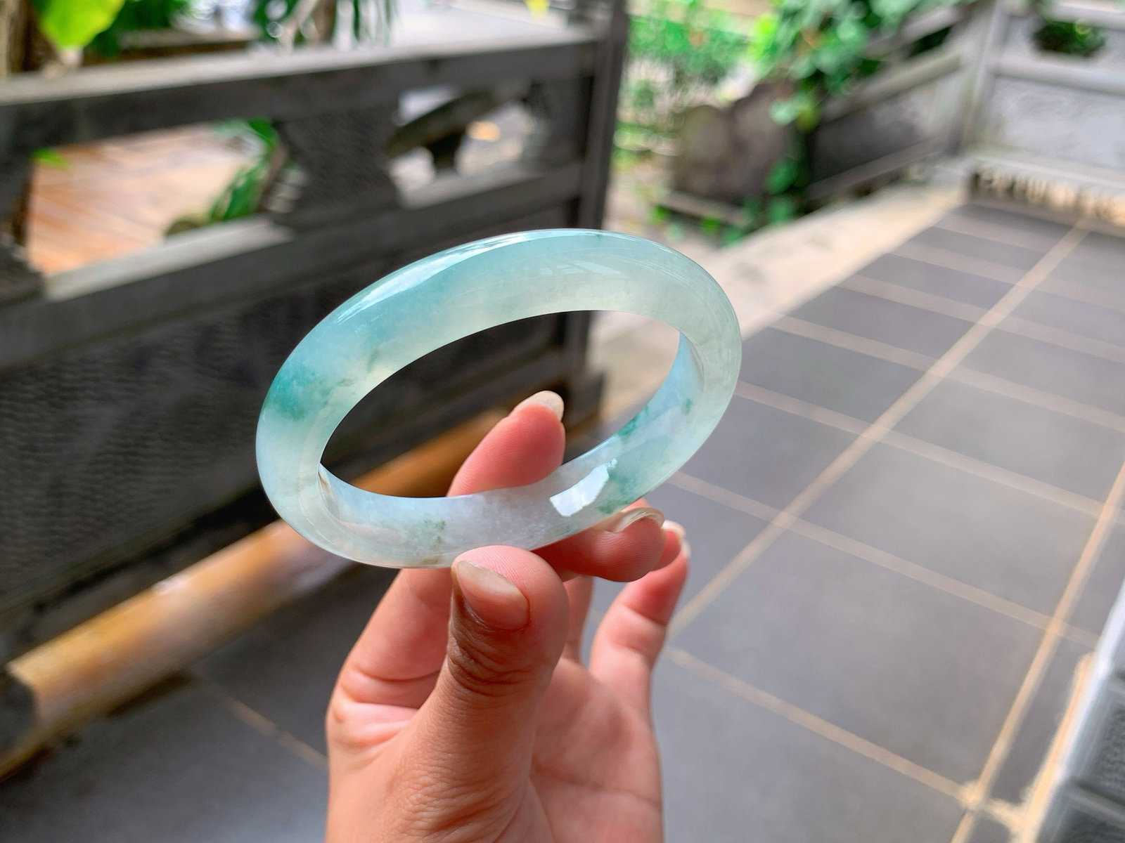 ｜55圈口
冰飘花贵妃手镯，蓝绿花飘逸灵动清爽大气，像飞舞的小精灵，水汪汪的