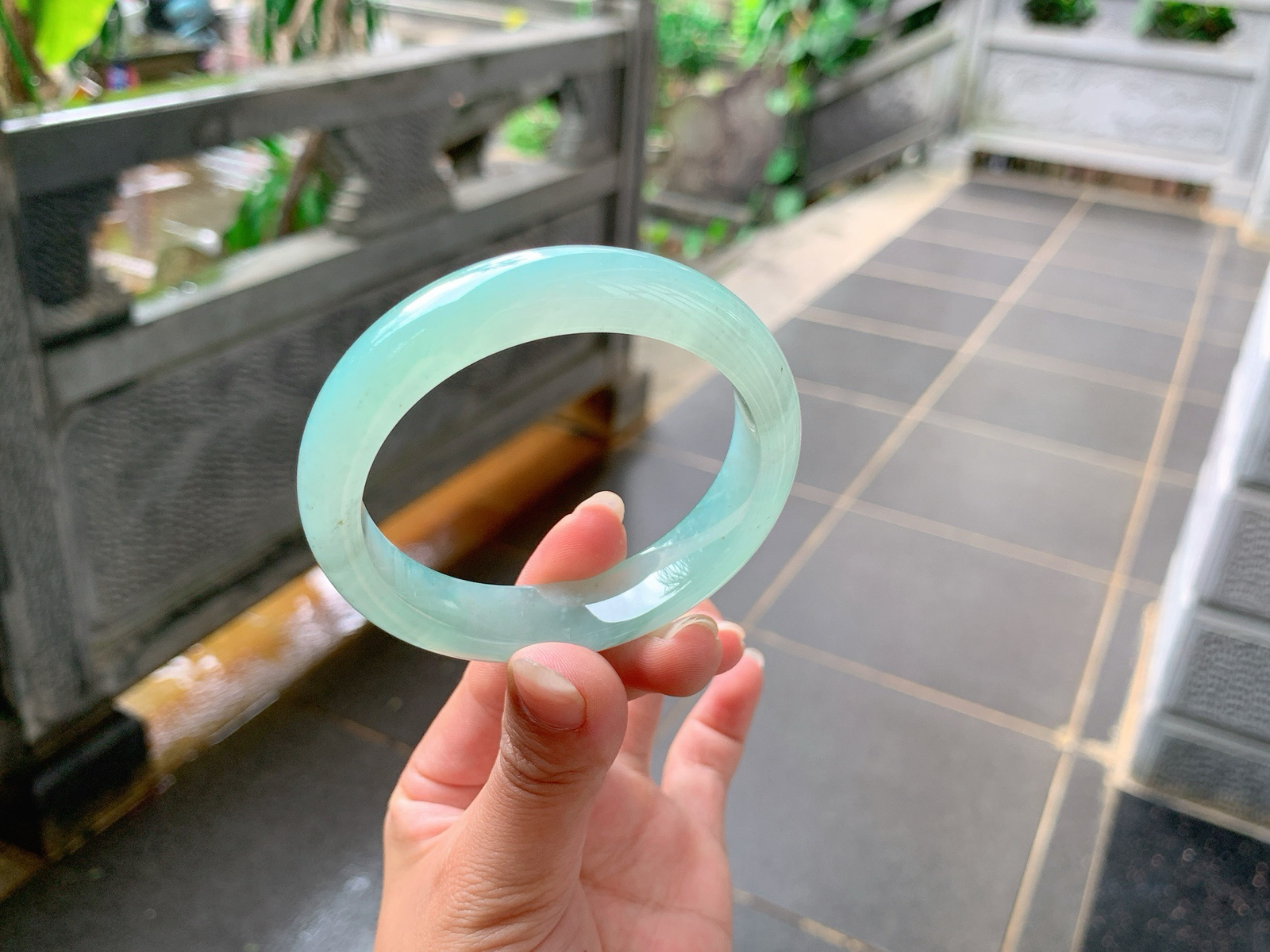 ｜55圈口
冰绿晴底，微微飘着乌鸡花，色系甜甜润润的，底妆胶感满满的，饱满透亮，