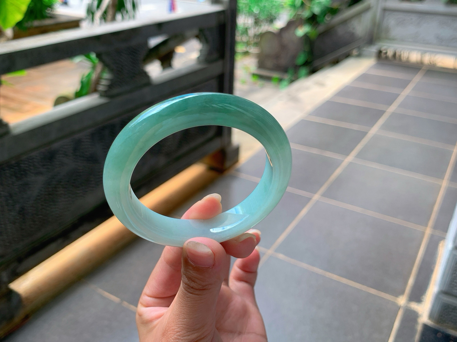 ｜54圈口
油青底，半山水手镯，种老胶润，底妆特别的细腻，山水相间明显，