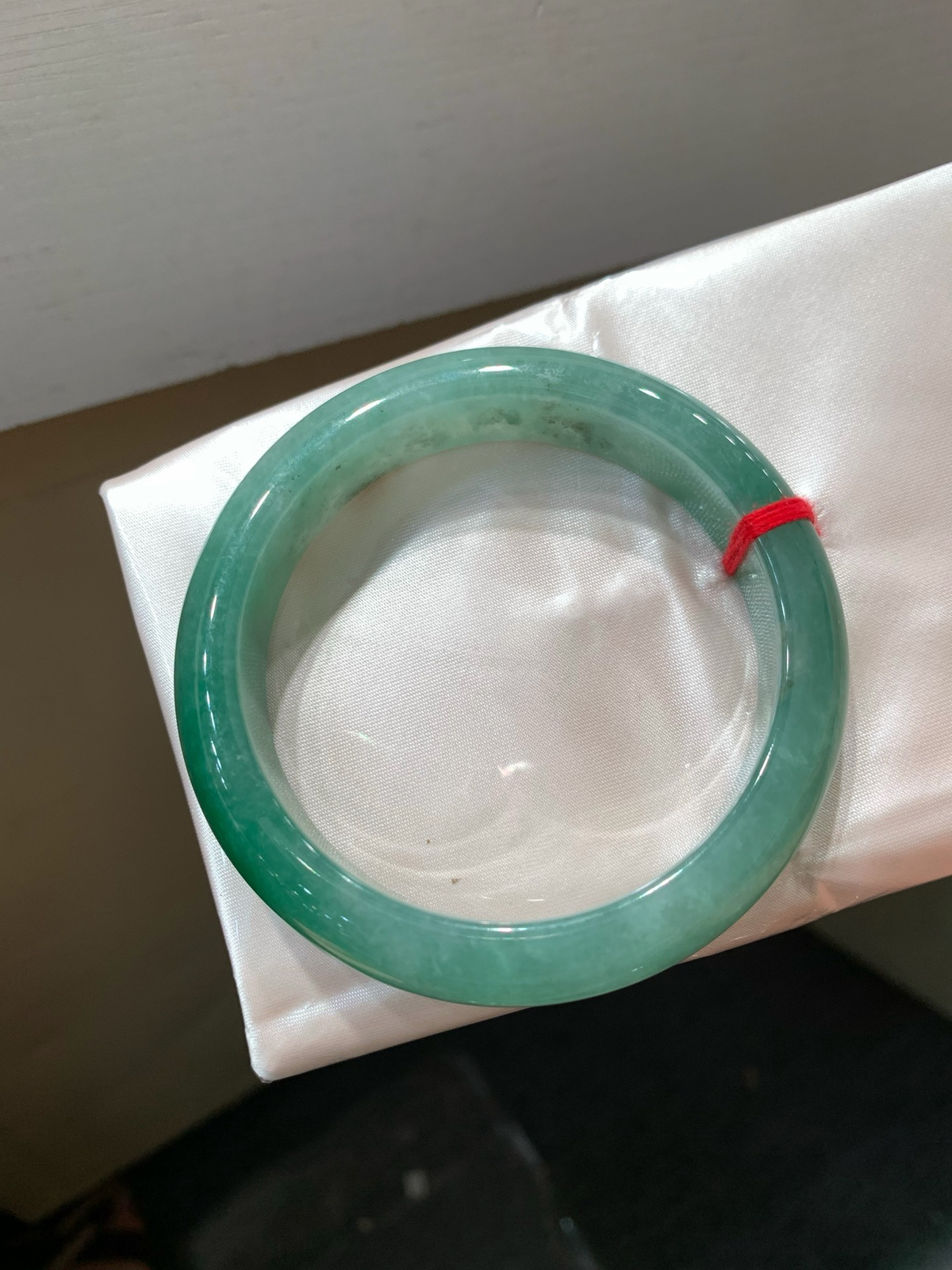 尺寸58.4/13.5/8.6，油绿手镯
冰透水润细腻 清新甜美