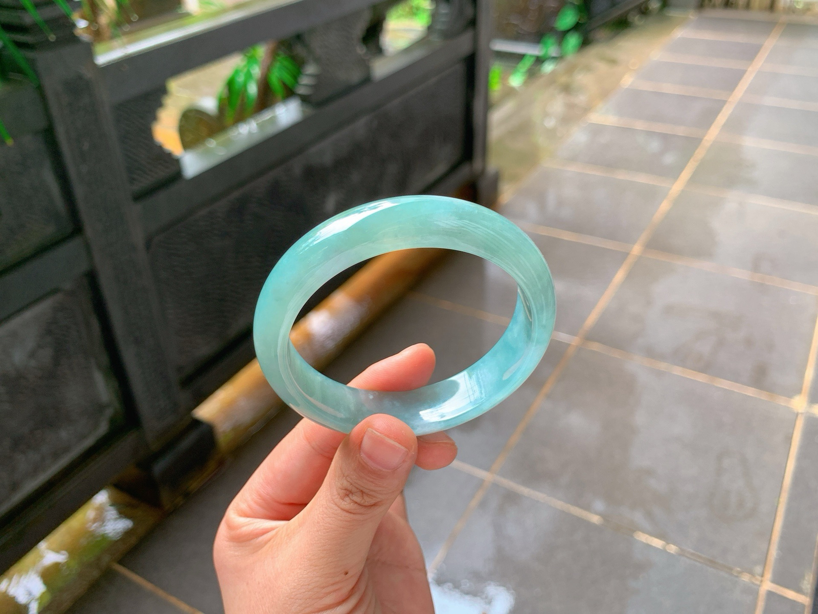 🪻｜57圈口
冰蓝水翡翠镯
满圈均匀柔润的湖水蓝胶感十足，自然光下清冽透亮