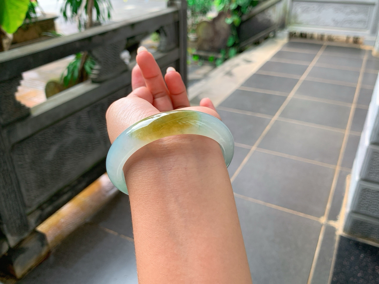 ｜57圈口
冰黄翡，柠檬黄的感觉，带晴绿底色，底妆冰冰润润的，特色招财