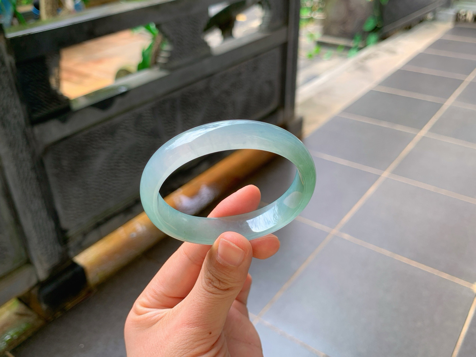 ️｜55圈口
湖水绿冰料贵妃镯
贴合手腕的专属版型，修饰手臂线条一绝
冰透胶感玉质，淡雅湖水绿干净耐看