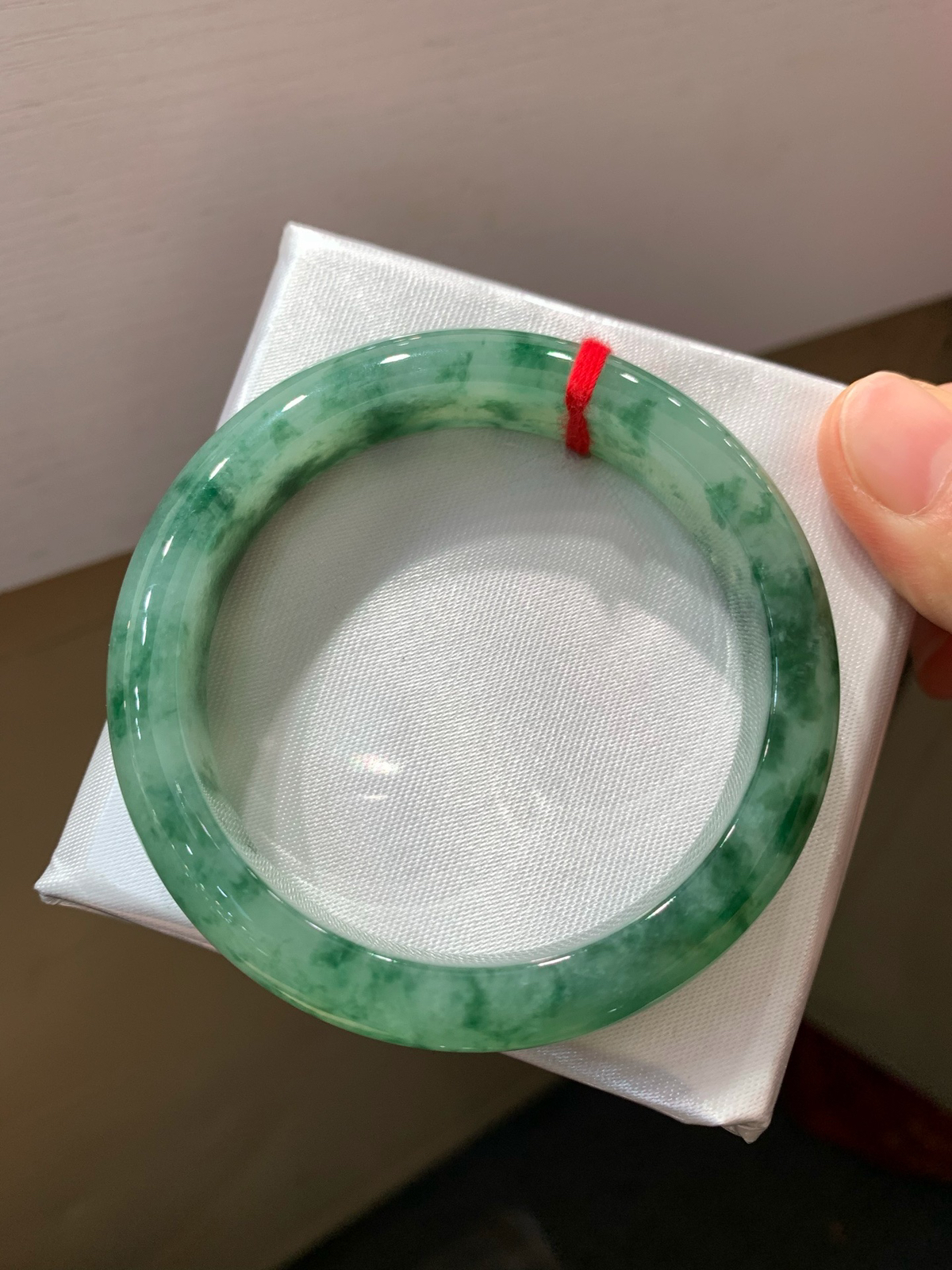 尺寸56.4/12.2/8.7，冰种飘花手镯，冰透水润细腻，种水好，古色古香